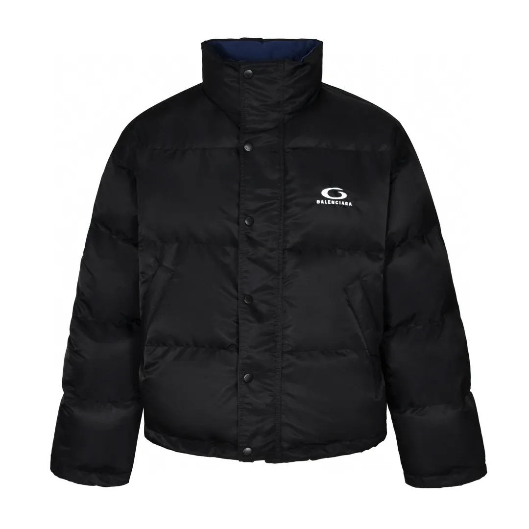 🅿️680 [Exclusive supply] BLCG 24FW clip-on double-sided cotton jacket. The original version was purchased for 28,800 and developed. The fabric is made of 100% polyester woven vermilion fabric. Anti-tear technology, after special treatment, it has good windproof and water-repellent properties. It can keep the interior dry even in rainy and snowy weather. The interior is filled with original-grade Xinjiang environmentally friendly cotton, with a cotton filling volume of up to 450G. It has ultra-high fill power and strong warmth retention. The separated cotton filling process and precise machine filling cotton are evenly distributed to keep warm in all directions. The upper body is light and not bloated. The chest is decorated with embroidery of works of art. The pattern embroidery has been repeatedly confirmed many times. High-quality silk thread or special materials are selected to ensure the texture and durability of the embroidery. The silk strands are not skewed and the stitch length is consistent. Exclusive molded hardware pins, four-button buttons, custom-made rubber zippers, dyed spring buckles, and beads distinguish them from the market currency. The placket has four holes in total so that the pin can be fastened on both sides. Double-sided design, strong optionality, the labor cost of one piece is equivalent to two pieces. The jacket is designed with a unisex style and is suitable for a variety of body types. There are two snap button pockets on the front of the pocket, which are practical and beautiful. It has a chest pin for individuality. The overall shape has not been changed, and the length is shorter for a vibe effect on the upper body. Manufactured by a major foreign trade factory, the details follow the original version and are produced perfectly. Size:S/M/L/XL