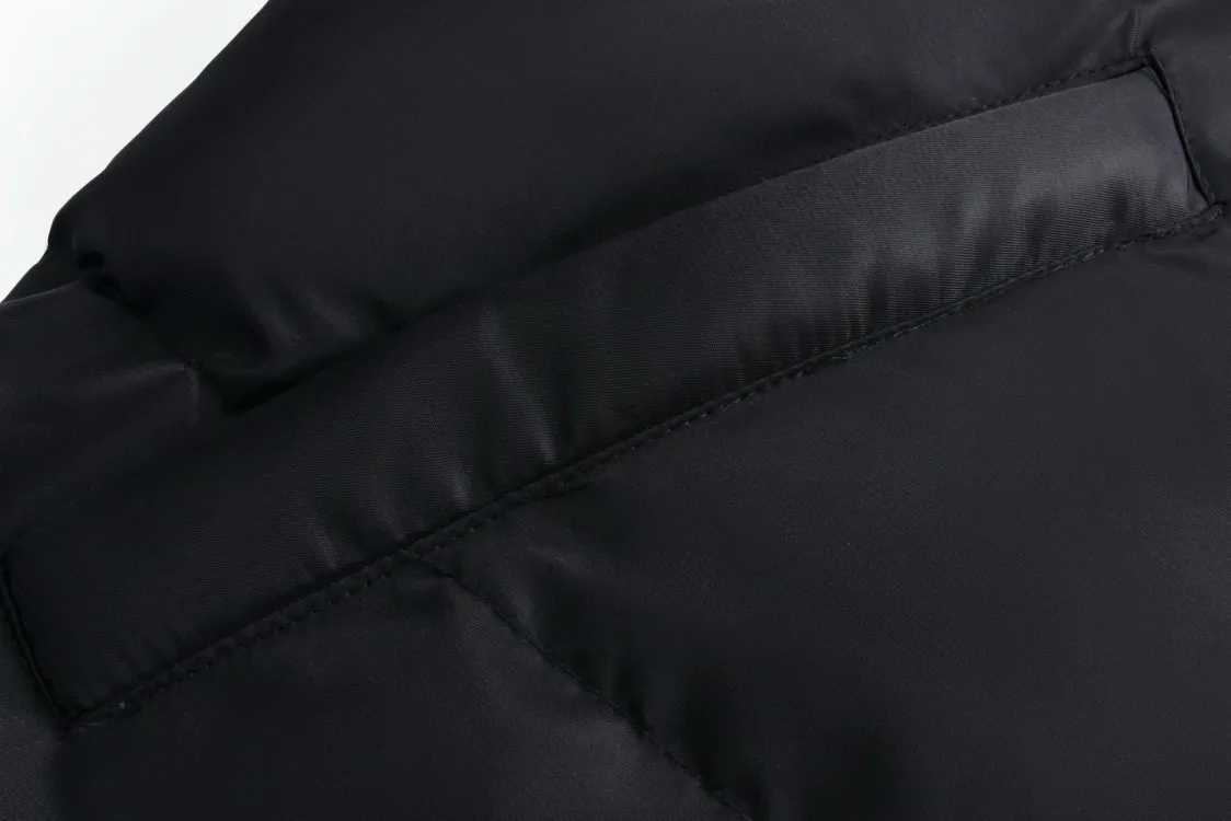 🅿️680 [Exclusive supply] BLCG 24FW clip-on double-sided cotton jacket. The original version was purchased for 28,800 and developed. The fabric is made of 100% polyester woven vermilion fabric. Anti-tear technology, after special treatment, it has good windproof and water-repellent properties. It can keep the interior dry even in rainy and snowy weather. The interior is filled with original-grade Xinjiang environmentally friendly cotton, with a cotton filling volume of up to 450G. It has ultra-high fill power and strong warmth retention. The separated cotton filling process and precise machine filling cotton are evenly distributed to keep warm in all directions. The upper body is light and not bloated. The chest is decorated with embroidery of works of art. The pattern embroidery has been repeatedly confirmed many times. High-quality silk thread or special materials are selected to ensure the texture and durability of the embroidery. The silk strands are not skewed and the stitch length is consistent. Exclusive molded hardware pins, four-button buttons, custom-made rubber zippers, dyed spring buckles, and beads distinguish them from the market currency. The placket has four holes in total so that the pin can be fastened on both sides. Double-sided design, strong optionality, the labor cost of one piece is equivalent to two pieces. The jacket is designed with a unisex style and is suitable for a variety of body types. There are two snap button pockets on the front of the pocket, which are practical and beautiful. It has a chest pin for individuality. The overall shape has not been changed, and the length is shorter for a vibe effect on the upper body. Manufactured by a major foreign trade factory, the details follow the original version and are produced perfectly. Size:S/M/L/XL