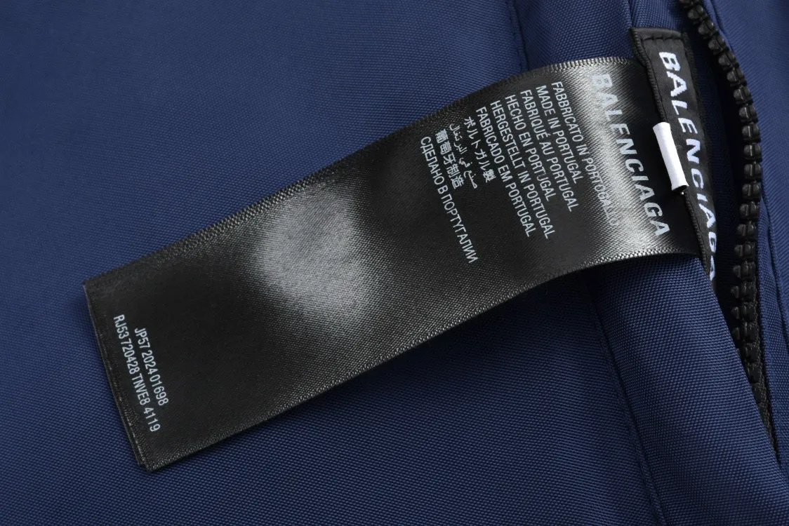 🅿️680 [Exclusive supply] BLCG 24FW clip-on double-sided cotton jacket. The original version was purchased for 28,800 and developed. The fabric is made of 100% polyester woven vermilion fabric. Anti-tear technology, after special treatment, it has good windproof and water-repellent properties. It can keep the interior dry even in rainy and snowy weather. The interior is filled with original-grade Xinjiang environmentally friendly cotton, with a cotton filling volume of up to 450G. It has ultra-high fill power and strong warmth retention. The separated cotton filling process and precise machine filling cotton are evenly distributed to keep warm in all directions. The upper body is light and not bloated. The chest is decorated with embroidery of works of art. The pattern embroidery has been repeatedly confirmed many times. High-quality silk thread or special materials are selected to ensure the texture and durability of the embroidery. The silk strands are not skewed and the stitch length is consistent. Exclusive molded hardware pins, four-button buttons, custom-made rubber zippers, dyed spring buckles, and beads distinguish them from the market currency. The placket has four holes in total so that the pin can be fastened on both sides. Double-sided design, strong optionality, the labor cost of one piece is equivalent to two pieces. The jacket is designed with a unisex style and is suitable for a variety of body types. There are two snap button pockets on the front of the pocket, which are practical and beautiful. It has a chest pin for individuality. The overall shape has not been changed, and the length is shorter for a vibe effect on the upper body. Manufactured by a major foreign trade factory, the details follow the original version and are produced perfectly. Size:S/M/L/XL