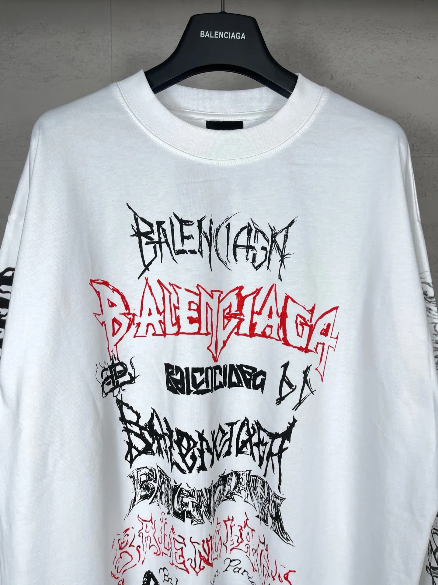🅿️210 real photos [Top version. Official website quality] BALENCI*GA/Paris. 2024 new style. Year of the Dragon limited print long-sleeved T-shirt, synchronized with brick cabinets. Developed genuine product at the first time, enjoy printing and comparison! The fabric is made of Paris ZP custom-woven and dyed cotton double yarn. Weighing 260 grams, the cloth surface is clean. The cloth pattern is clear, soft and comfortable. The threads are dyed with no color difference. The classic LOGO is made of environmentally friendly imported materials, drawn silk flowers, with clear letters and three-dimensional effect. Restore the brick cabinet. Welcome to compare, the version adopts the OS loose shoulder version. Same style for men and women Coding: BL235035 Color: black, white, pink Size: XS S M L