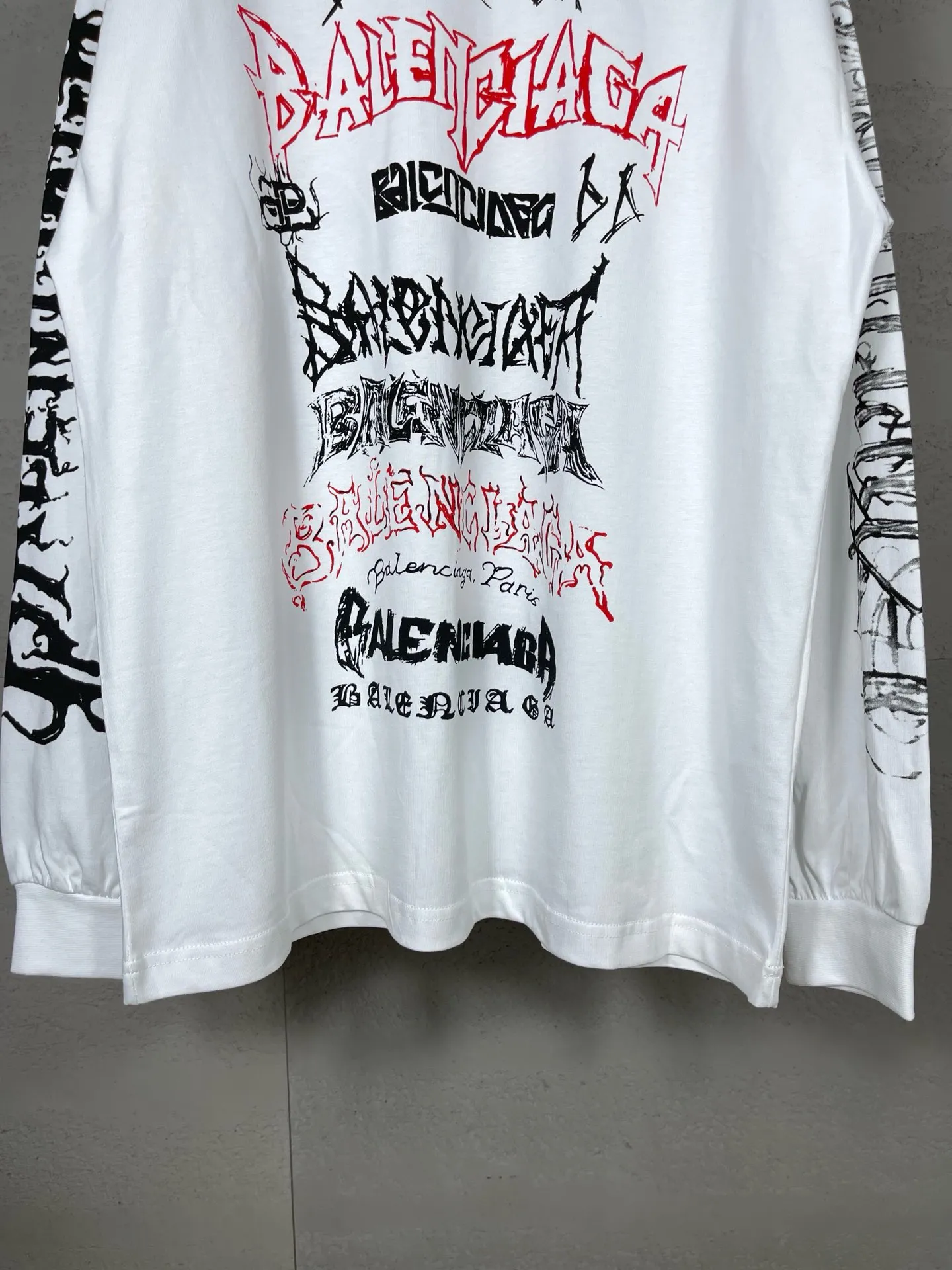🅿️210 real photos [Top version. Official website quality] BALENCI*GA/Paris. 2024 new style. Year of the Dragon limited print long-sleeved T-shirt, synchronized with brick cabinets. Developed genuine product at the first time, enjoy printing and comparison! The fabric is made of Paris ZP custom-woven and dyed cotton double yarn. Weighing 260 grams, the cloth surface is clean. The cloth pattern is clear, soft and comfortable. The threads are dyed with no color difference. The classic LOGO is made of environmentally friendly imported materials, drawn silk flowers, with clear letters and three-dimensional effect. Restore the brick cabinet. Welcome to compare, the version adopts the OS loose shoulder version. Same style for men and women Coding: BL235035 Color: black, white, pink Size: XS S M L