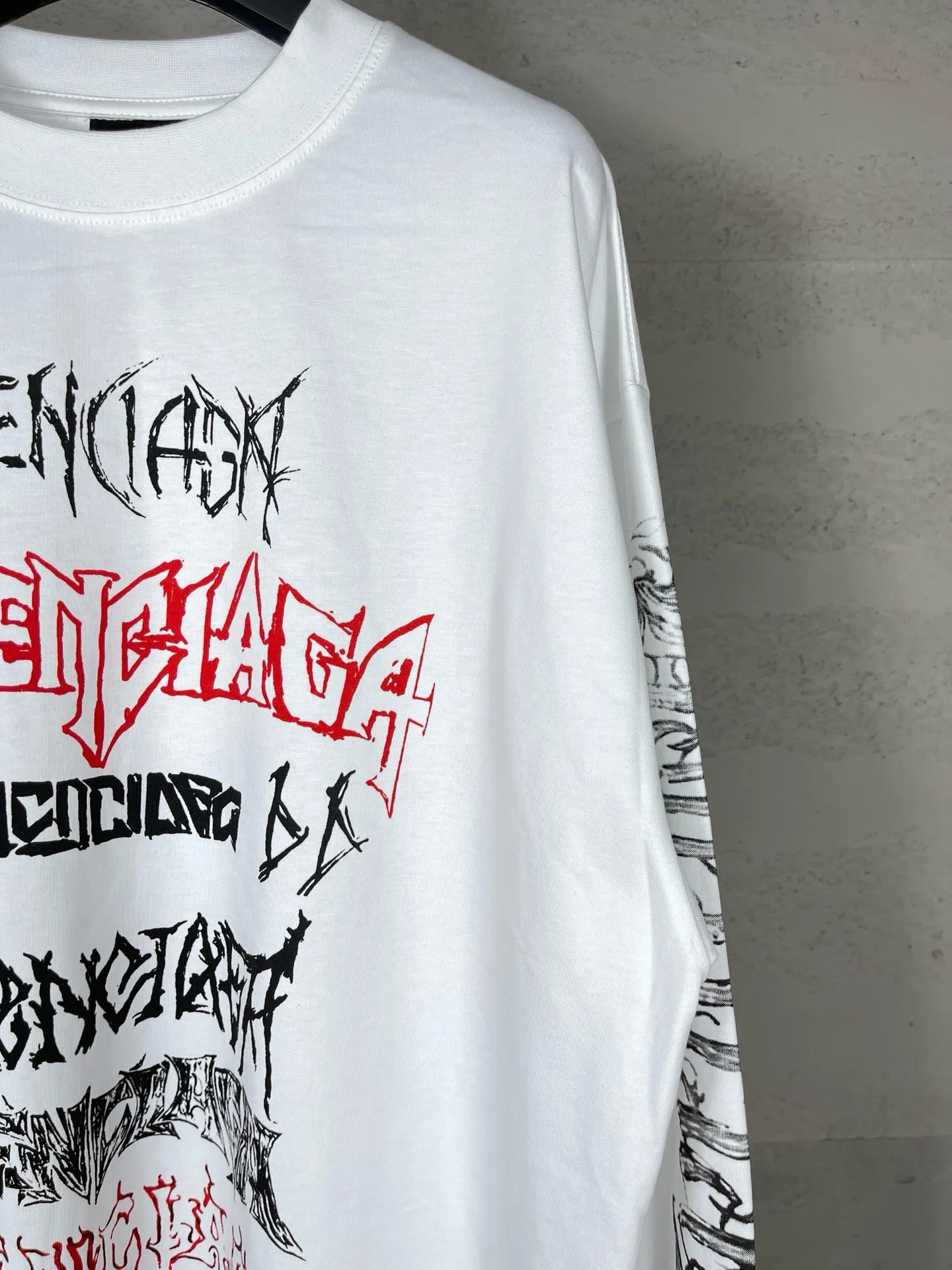 🅿️210 real photos [Top version. Official website quality] BALENCI*GA/Paris. 2024 new style. Year of the Dragon limited print long-sleeved T-shirt, synchronized with brick cabinets. Developed genuine product at the first time, enjoy printing and comparison! The fabric is made of Paris ZP custom-woven and dyed cotton double yarn. Weighing 260 grams, the cloth surface is clean. The cloth pattern is clear, soft and comfortable. The threads are dyed with no color difference. The classic LOGO is made of environmentally friendly imported materials, drawn silk flowers, with clear letters and three-dimensional effect. Restore the brick cabinet. Welcome to compare, the version adopts the OS loose shoulder version. Same style for men and women Coding: BL235035 Color: black, white, pink Size: XS S M L