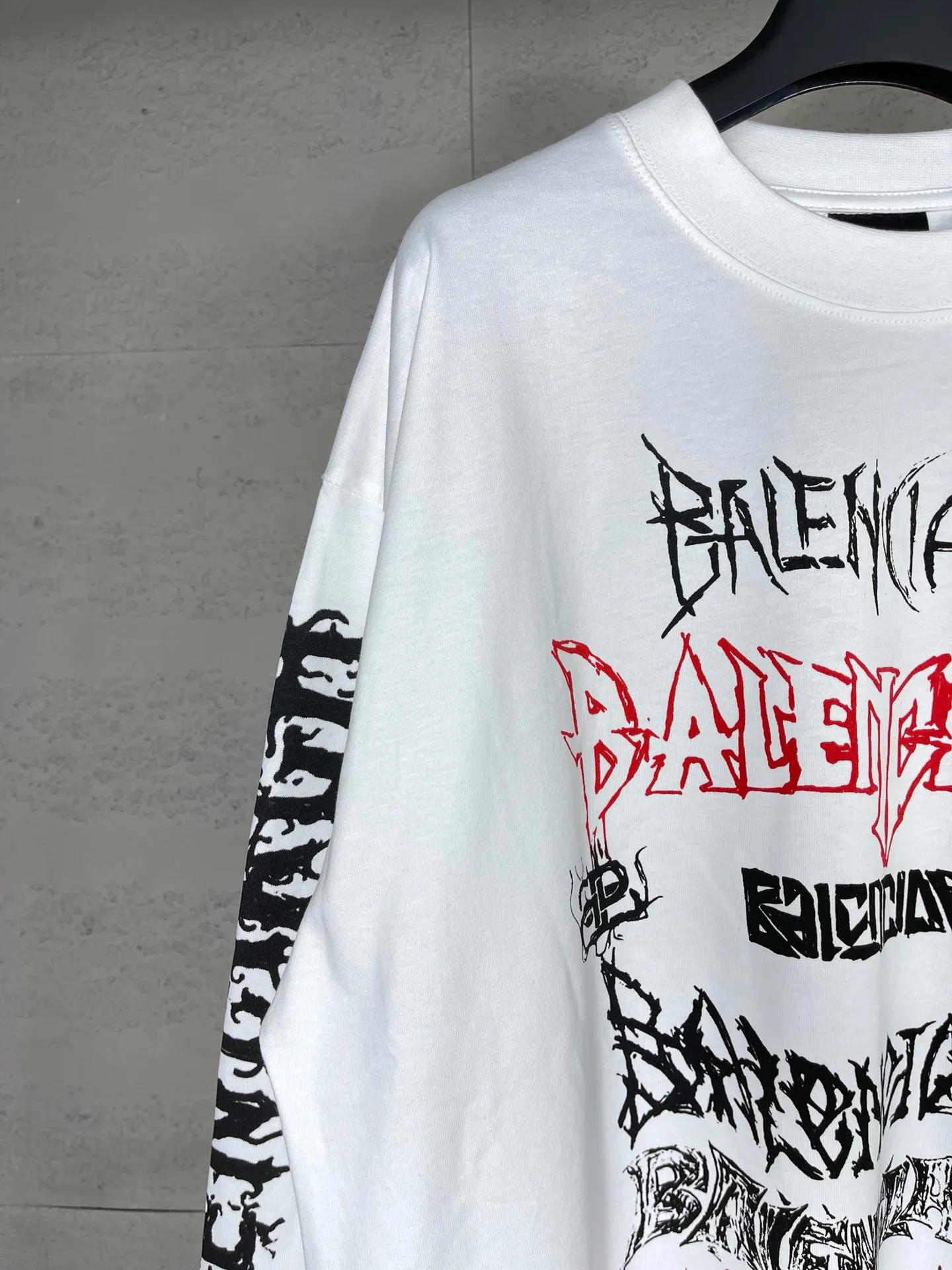 🅿️210 real photos [Top version. Official website quality] BALENCI*GA/Paris. 2024 new style. Year of the Dragon limited print long-sleeved T-shirt, synchronized with brick cabinets. Developed genuine product at the first time, enjoy printing and comparison! The fabric is made of Paris ZP custom-woven and dyed cotton double yarn. Weighing 260 grams, the cloth surface is clean. The cloth pattern is clear, soft and comfortable. The threads are dyed with no color difference. The classic LOGO is made of environmentally friendly imported materials, drawn silk flowers, with clear letters and three-dimensional effect. Restore the brick cabinet. Welcome to compare, the version adopts the OS loose shoulder version. Same style for men and women Coding: BL235035 Color: black, white, pink Size: XS S M L
