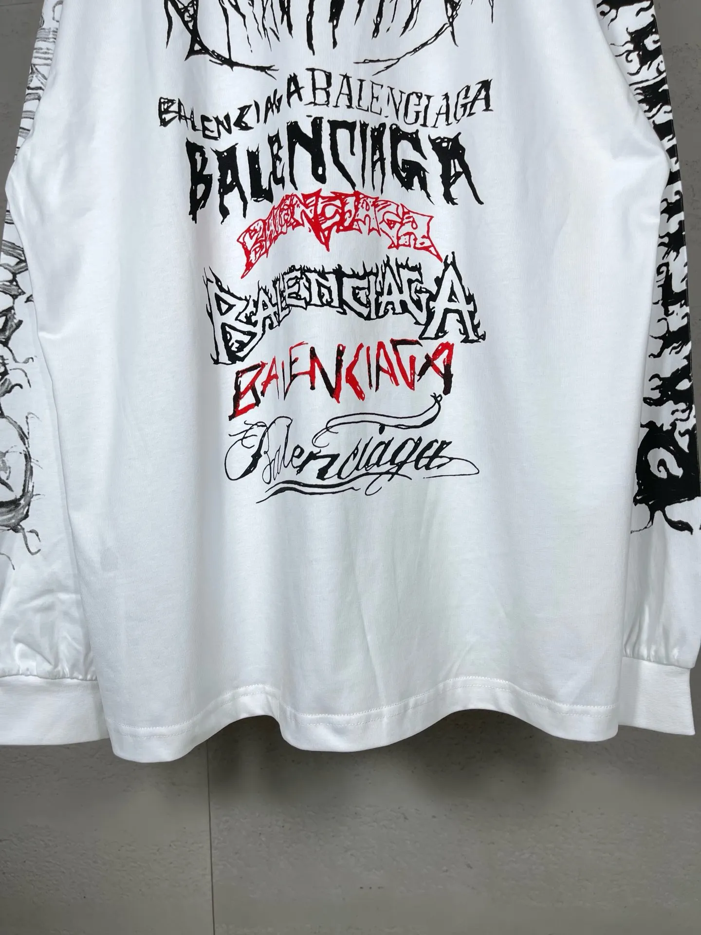 🅿️210 real photos [Top version. Official website quality] BALENCI*GA/Paris. 2024 new style. Year of the Dragon limited print long-sleeved T-shirt, synchronized with brick cabinets. Developed genuine product at the first time, enjoy printing and comparison! The fabric is made of Paris ZP custom-woven and dyed cotton double yarn. Weighing 260 grams, the cloth surface is clean. The cloth pattern is clear, soft and comfortable. The threads are dyed with no color difference. The classic LOGO is made of environmentally friendly imported materials, drawn silk flowers, with clear letters and three-dimensional effect. Restore the brick cabinet. Welcome to compare, the version adopts the OS loose shoulder version. Same style for men and women Coding: BL235035 Color: black, white, pink Size: XS S M L