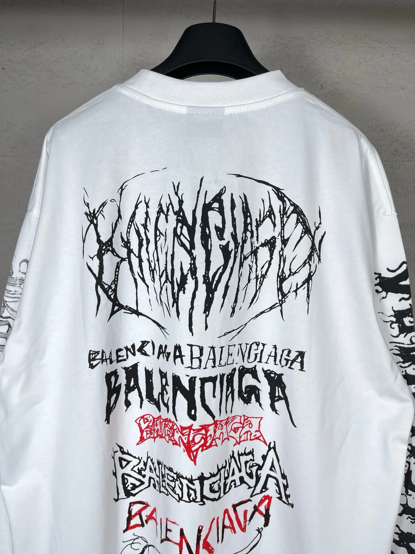 🅿️210 real photos [Top version. Official website quality] BALENCI*GA/Paris. 2024 new style. Year of the Dragon limited print long-sleeved T-shirt, synchronized with brick cabinets. Developed genuine product at the first time, enjoy printing and comparison! The fabric is made of Paris ZP custom-woven and dyed cotton double yarn. Weighing 260 grams, the cloth surface is clean. The cloth pattern is clear, soft and comfortable. The threads are dyed with no color difference. The classic LOGO is made of environmentally friendly imported materials, drawn silk flowers, with clear letters and three-dimensional effect. Restore the brick cabinet. Welcome to compare, the version adopts the OS loose shoulder version. Same style for men and women Coding: BL235035 Color: black, white, pink Size: XS S M L