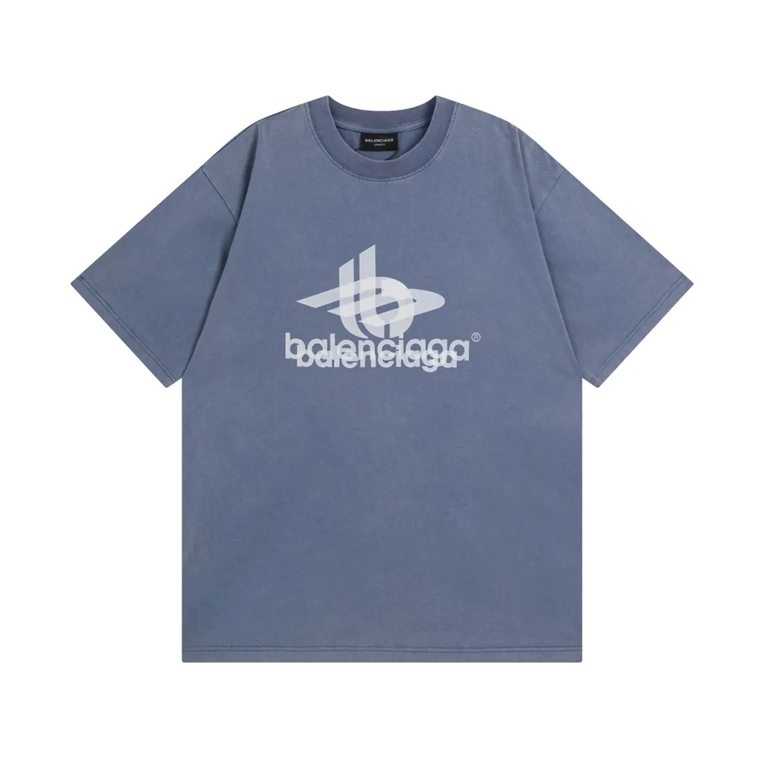 🅿️180 detailed pictures [Top version. Official website quality] BALENCI*GA/Paris. 2024 new style. Phantom double LOGO classic pattern printed washed and distressed short-sleeved T-shirt. Brick cabinet synchronization. Genuine product developed at the first time, happy to print and compare! The fabric is made of Paris ZP custom-woven and dyed cotton with double yarns and compact cotton. The weight is 260 grams. The cloth surface is clean. The cloth pattern is clear, soft and comfortable. The threads are dyed with no color difference. The classic printing is made of environmentally friendly imported materials, with LOGO phantom effect, clear letters and three-dimensional effect. Restore the brick cabinet. Ready-made clothes are washed and distressed, different market currency, welcome to compare, the version adopts OS loose shoulder version. Same style for men and women Coding: BL223219 Color: Mist Blue Size: XS to L