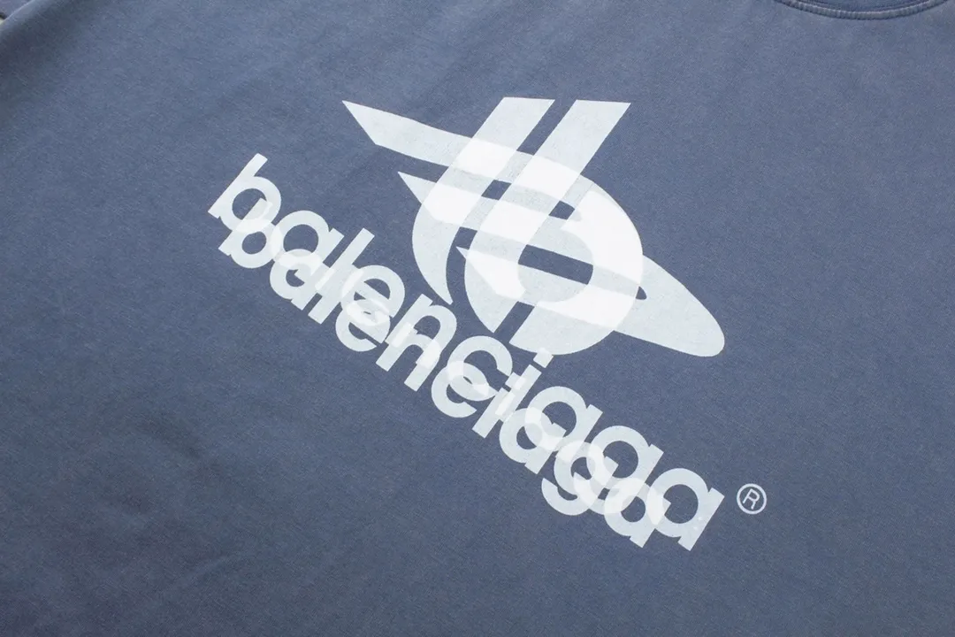 🅿️180 detailed pictures [Top version. Official website quality] BALENCI*GA/Paris. 2024 new style. Phantom double LOGO classic pattern printed washed and distressed short-sleeved T-shirt. Brick cabinet synchronization. Genuine product developed at the first time, happy to print and compare! The fabric is made of Paris ZP custom-woven and dyed cotton with double yarns and compact cotton. The weight is 260 grams. The cloth surface is clean. The cloth pattern is clear, soft and comfortable. The threads are dyed with no color difference. The classic printing is made of environmentally friendly imported materials, with LOGO phantom effect, clear letters and three-dimensional effect. Restore the brick cabinet. Ready-made clothes are washed and distressed, different market currency, welcome to compare, the version adopts OS loose shoulder version. Same style for men and women Coding: BL223219 Color: Mist Blue Size: XS to L
