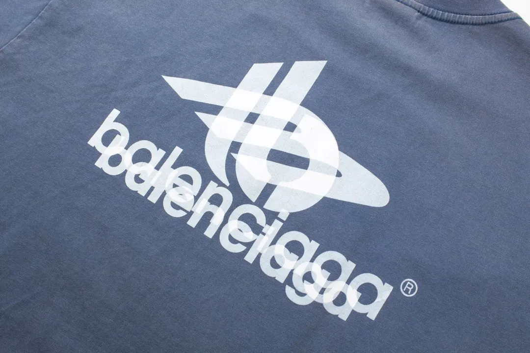 🅿️180 detailed pictures [Top version. Official website quality] BALENCI*GA/Paris. 2024 new style. Phantom double LOGO classic pattern printed washed and distressed short-sleeved T-shirt. Brick cabinet synchronization. Genuine product developed at the first time, happy to print and compare! The fabric is made of Paris ZP custom-woven and dyed cotton with double yarns and compact cotton. The weight is 260 grams. The cloth surface is clean. The cloth pattern is clear, soft and comfortable. The threads are dyed with no color difference. The classic printing is made of environmentally friendly imported materials, with LOGO phantom effect, clear letters and three-dimensional effect. Restore the brick cabinet. Ready-made clothes are washed and distressed, different market currency, welcome to compare, the version adopts OS loose shoulder version. Same style for men and women Coding: BL223219 Color: Mist Blue Size: XS to L