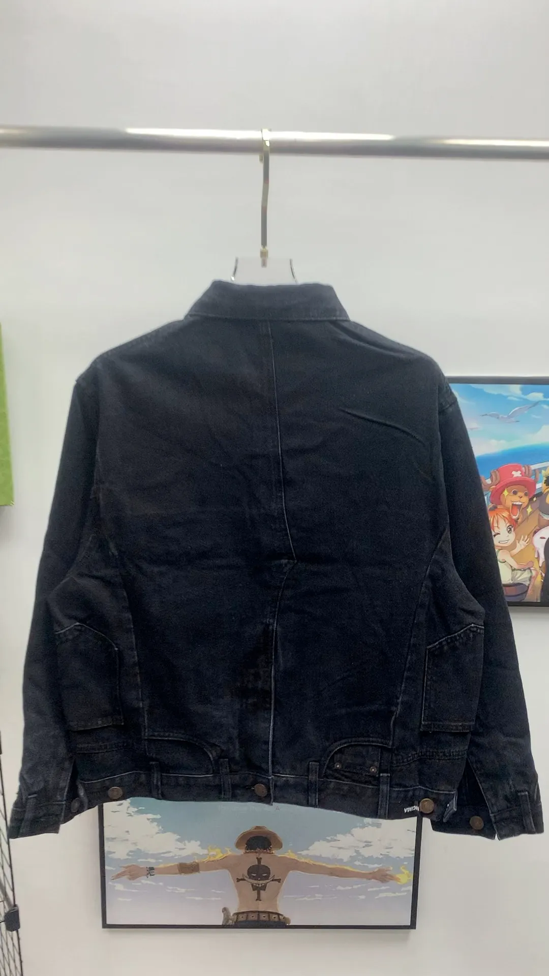 Real shot video of the back————The top tested version of Balenciaga 23FW deconstructed trouser-type denim jacket for men and women 🔥96FW latest catwalk style fashion week heavy new deconstructed and restructured denim jacket, exclusive custom-made denim 460g high-end custom fabric, the process is cumbersome and extremely complex, and the overall trouser-type jacket reorganization shows excellent results! It is full of personality, feels breathable and thick after absorbing water, and the carving details are all produced by hand-polished craftsmanship. It is luxuriously presented. All 6 SS23 Paris buttons are original counter versions. The door pockets are fully embedded with exclusive details. The door pockets are fully embedded with clip technology. They are stiff and cannot be deformed. The whole garment is made of custom-woven heavyweight denim fabrics. The independent hardware is molded and the garments are washed with heavy washing. The effect is comparable to the original version. Multiple processes create a full sense of high-end and show individual luxury taste. It is definitely a classic and versatile product! ! Size: XS S M L P:420