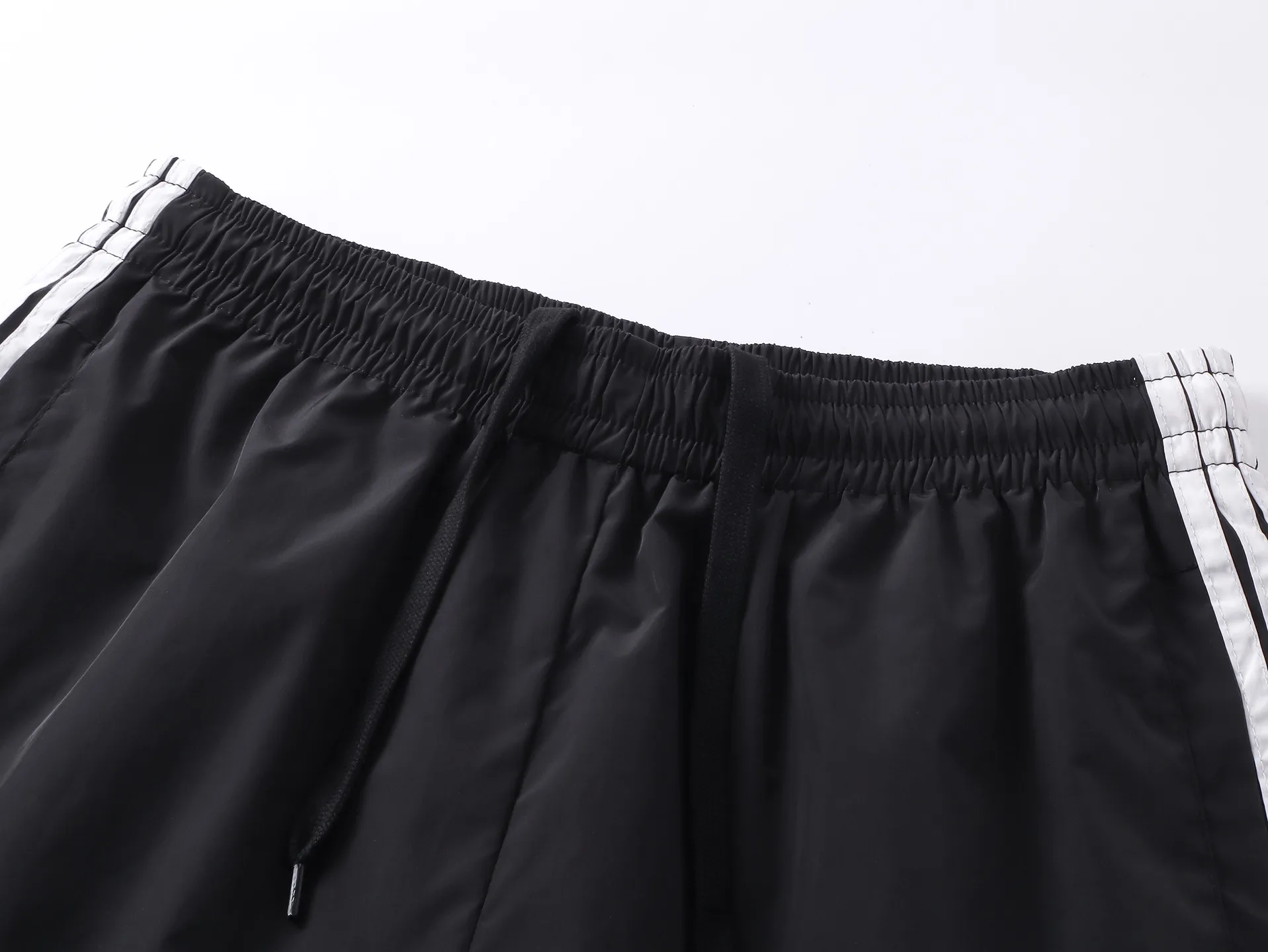 🅿️210 Actual pictures [Top version. Official website quality] BALENCI*GA/Paris classic LOGO embroidery, side drawstring nylon shorts, mesh lining, side splicing drawstrings, extra heavy craftsmanship. SS25 latest model. Research and development at the first time, different market currencies. Comparisons welcome. The fabric is made of nylon quick-drying custom-woven sports fabric, which is moisture-wicking and comfortable. The embroidery is done using imported Tajima embroidery machines. The pattern letters are clear, three-dimensional and without burrs. Different market currencies. Comparisons welcome. The version adopts a loose version. The same style for men and women. Code: BL257012 Color: Black Size: XS S M L