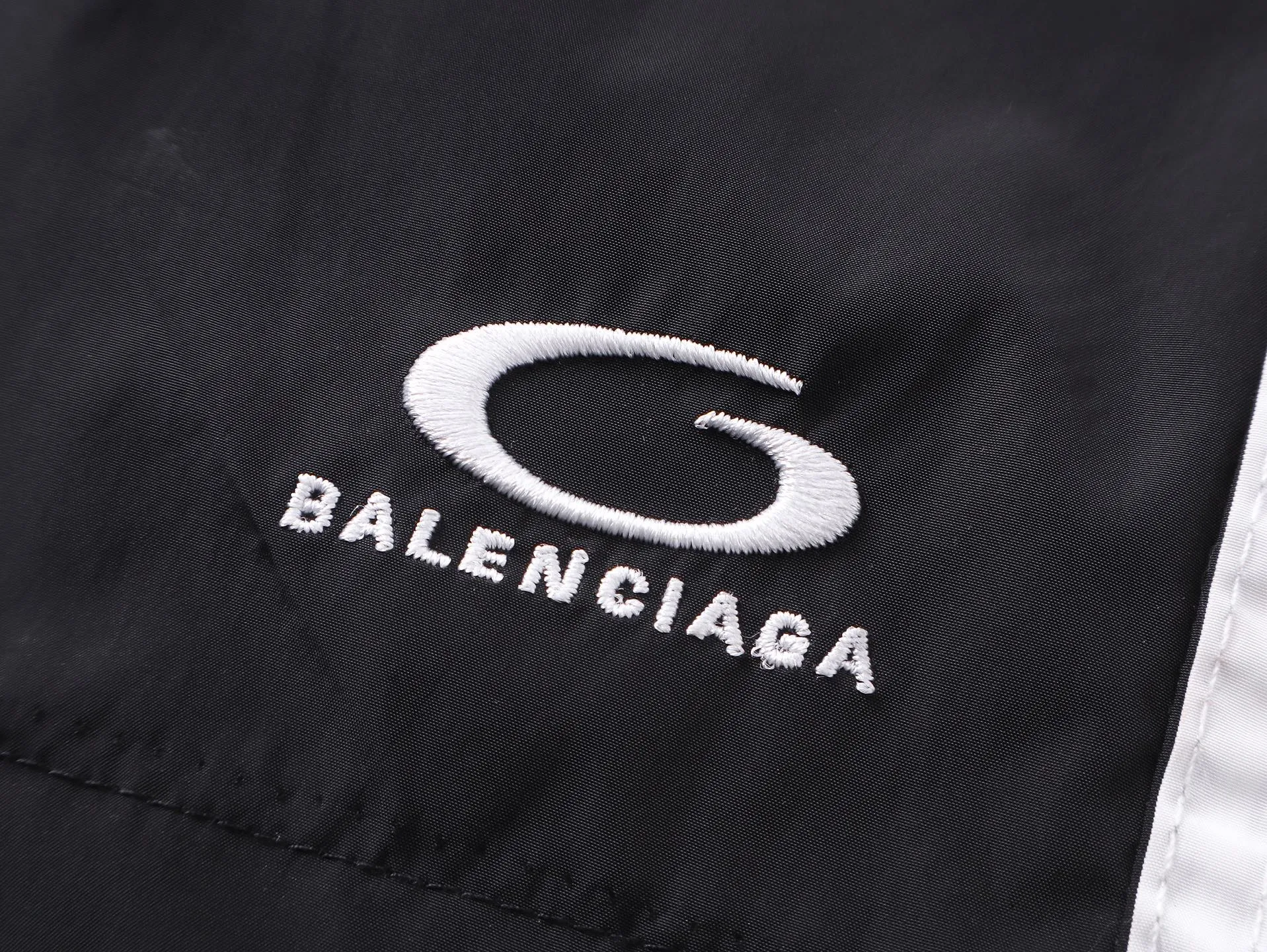 🅿️210 Actual pictures [Top version. Official website quality] BALENCI*GA/Paris classic LOGO embroidery, side drawstring nylon shorts, mesh lining, side splicing drawstrings, extra heavy craftsmanship. SS25 latest model. Research and development at the first time, different market currencies. Comparisons welcome. The fabric is made of nylon quick-drying custom-woven sports fabric, which is moisture-wicking and comfortable. The embroidery is done using imported Tajima embroidery machines. The pattern letters are clear, three-dimensional and without burrs. Different market currencies. Comparisons welcome. The version adopts a loose version. The same style for men and women. Code: BL257012 Color: Black Size: XS S M L