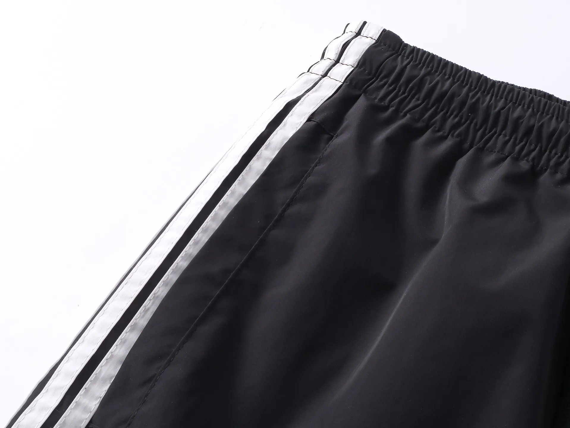 🅿️210 Actual pictures [Top version. Official website quality] BALENCI*GA/Paris classic LOGO embroidery, side drawstring nylon shorts, mesh lining, side splicing drawstrings, extra heavy craftsmanship. SS25 latest model. Research and development at the first time, different market currencies. Comparisons welcome. The fabric is made of nylon quick-drying custom-woven sports fabric, which is moisture-wicking and comfortable. The embroidery is done using imported Tajima embroidery machines. The pattern letters are clear, three-dimensional and without burrs. Different market currencies. Comparisons welcome. The version adopts a loose version. The same style for men and women. Code: BL257012 Color: Black Size: XS S M L