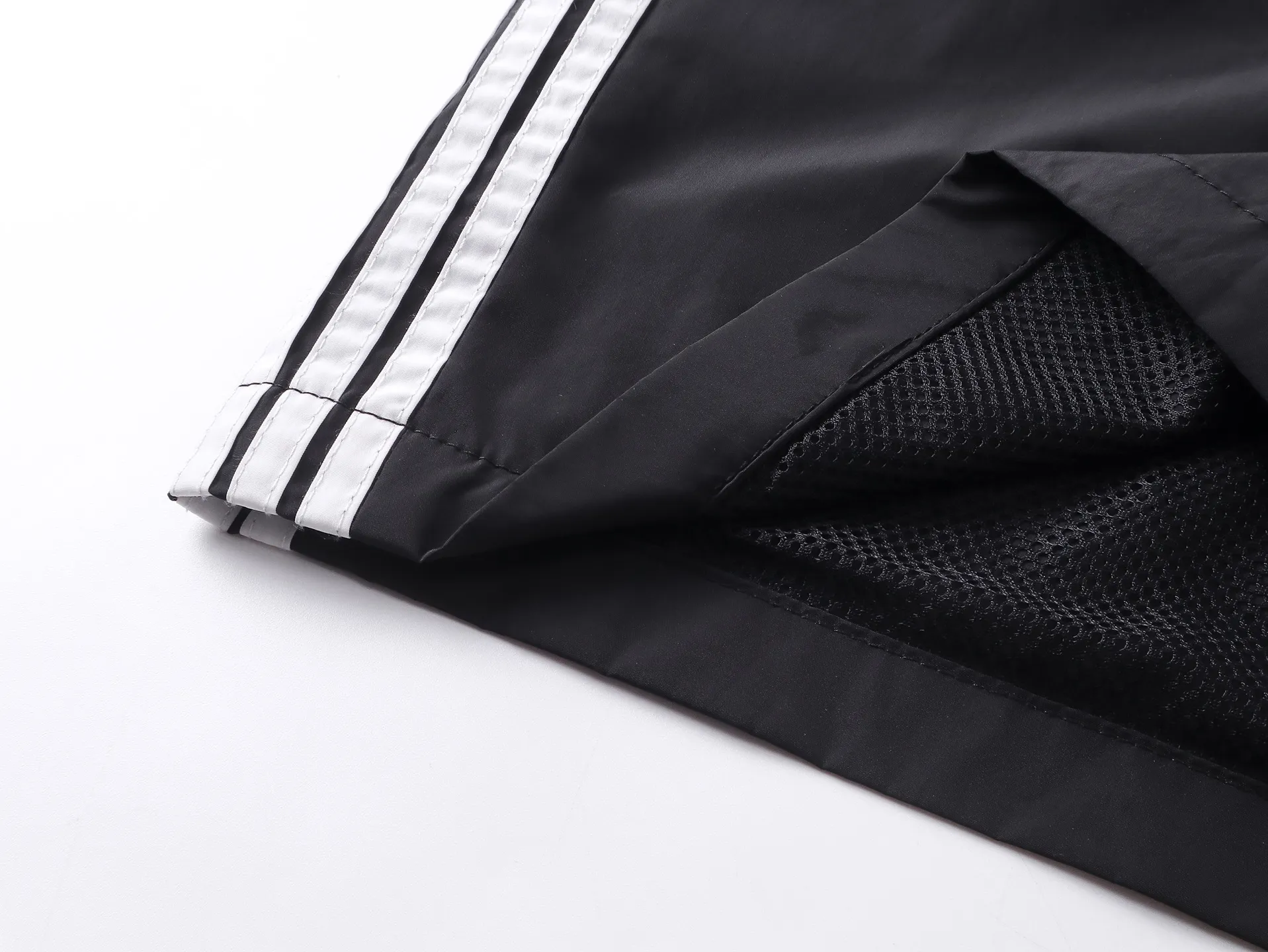 🅿️210 Actual pictures [Top version. Official website quality] BALENCI*GA/Paris classic LOGO embroidery, side drawstring nylon shorts, mesh lining, side splicing drawstrings, extra heavy craftsmanship. SS25 latest model. Research and development at the first time, different market currencies. Comparisons welcome. The fabric is made of nylon quick-drying custom-woven sports fabric, which is moisture-wicking and comfortable. The embroidery is done using imported Tajima embroidery machines. The pattern letters are clear, three-dimensional and without burrs. Different market currencies. Comparisons welcome. The version adopts a loose version. The same style for men and women. Code: BL257012 Color: Black Size: XS S M L