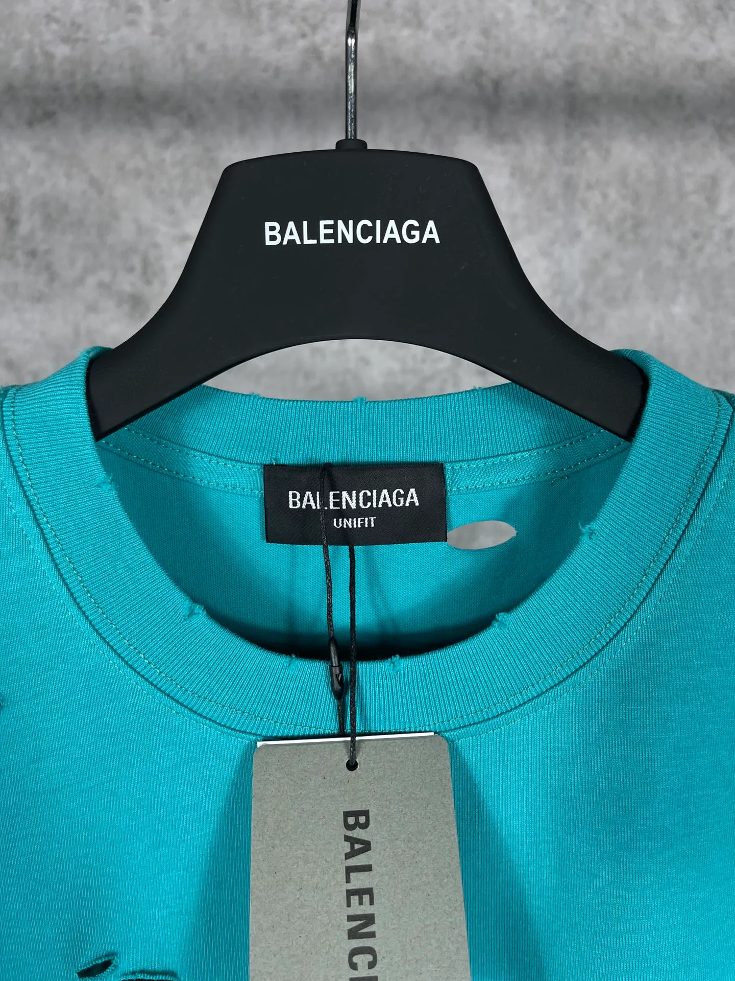 🅿️166 Actual pictures [Top version. Official website quality] BALENCI*GA/Paris. Classic letter LOGO printed ready-to-wear, washed, distressed, hole-cut, short-sleeved T-shirt. Brick cabinet synchronization. The fabric is made of Paris ZP custom-woven and dyed 100% cotton double yarn compact cotton. The weight is 260 grams, the cloth surface is clean. The cloth pattern is clear, soft and comfortable. The threads are dyed with no color difference. The classic pattern is printed with environmentally friendly imported materials, straight cracks and cracked glue. Precision printing screen, the letters are clear and the effect is three-dimensional. Restored brick cabinet. Ready-made garments are washed and worn, many people grind and cut them by hand. They are produced with heavy craftsmanship. Different market currency. Welcome to compare. The version adopts OS loose shoulder version. Same style for men and women. Coding: BL223033 Color: black, white, dark coffee, purple, lake blue, red, army green Size: XS to L