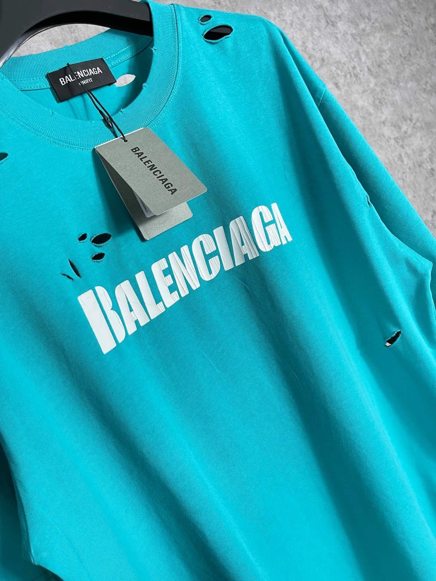 🅿️166 Actual pictures [Top version. Official website quality] BALENCI*GA/Paris. Classic letter LOGO printed ready-to-wear, washed, distressed, hole-cut, short-sleeved T-shirt. Brick cabinet synchronization. The fabric is made of Paris ZP custom-woven and dyed 100% cotton double yarn compact cotton. The weight is 260 grams, the cloth surface is clean. The cloth pattern is clear, soft and comfortable. The threads are dyed with no color difference. The classic pattern is printed with environmentally friendly imported materials, straight cracks and cracked glue. Precision printing screen, the letters are clear and the effect is three-dimensional. Restored brick cabinet. Ready-made garments are washed and worn, many people grind and cut them by hand. They are produced with heavy craftsmanship. Different market currency. Welcome to compare. The version adopts OS loose shoulder version. Same style for men and women. Coding: BL223033 Color: black, white, dark coffee, purple, lake blue, red, army green Size: XS to L