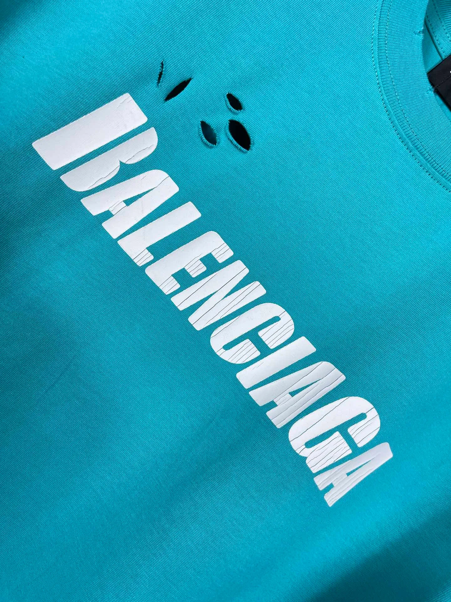 🅿️166 Actual pictures [Top version. Official website quality] BALENCI*GA/Paris. Classic letter LOGO printed ready-to-wear, washed, distressed, hole-cut, short-sleeved T-shirt. Brick cabinet synchronization. The fabric is made of Paris ZP custom-woven and dyed 100% cotton double yarn compact cotton. The weight is 260 grams, the cloth surface is clean. The cloth pattern is clear, soft and comfortable. The threads are dyed with no color difference. The classic pattern is printed with environmentally friendly imported materials, straight cracks and cracked glue. Precision printing screen, the letters are clear and the effect is three-dimensional. Restored brick cabinet. Ready-made garments are washed and worn, many people grind and cut them by hand. They are produced with heavy craftsmanship. Different market currency. Welcome to compare. The version adopts OS loose shoulder version. Same style for men and women. Coding: BL223033 Color: black, white, dark coffee, purple, lake blue, red, army green Size: XS to L