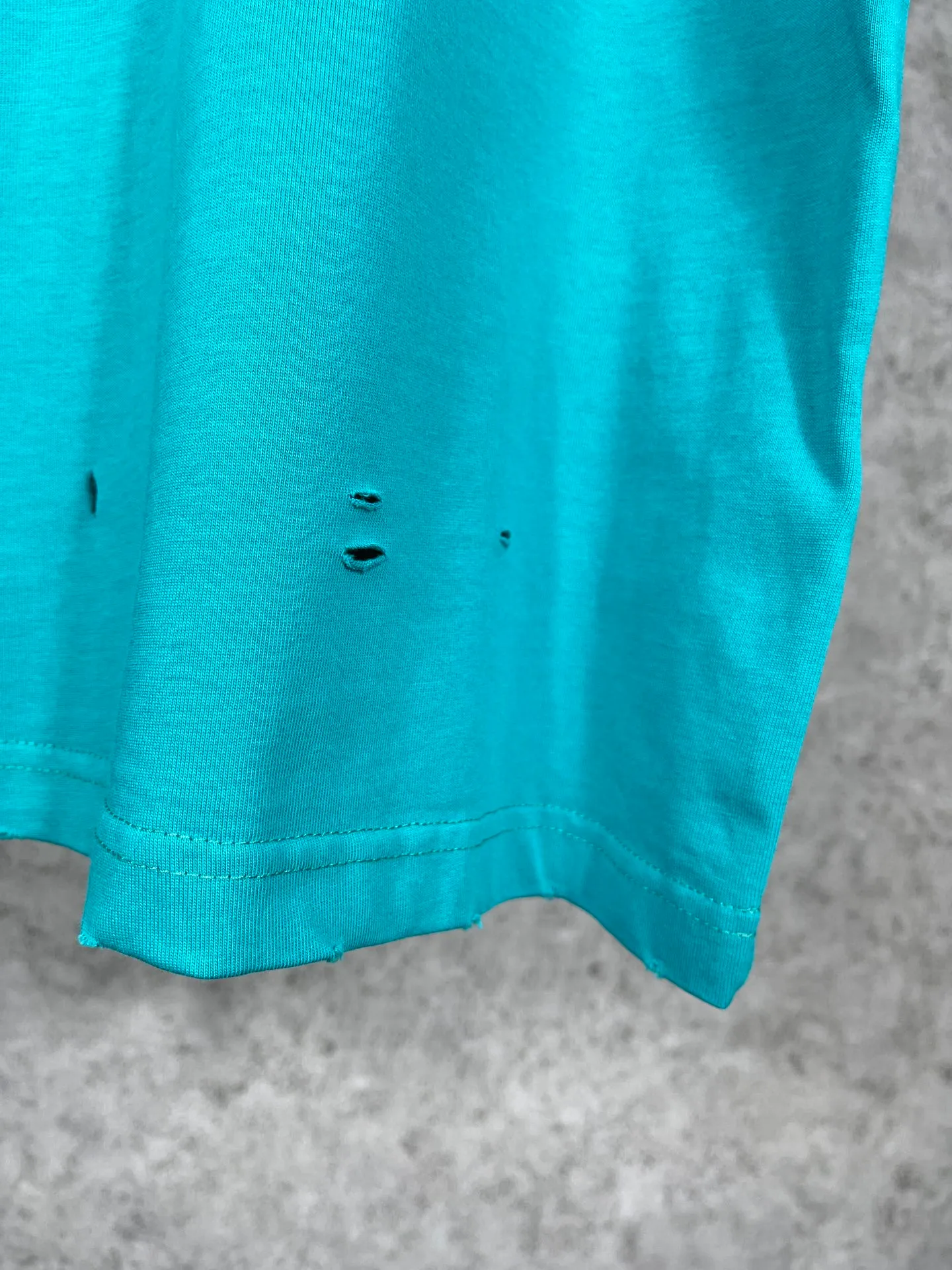 🅿️166 Actual pictures [Top version. Official website quality] BALENCI*GA/Paris. Classic letter LOGO printed ready-to-wear, washed, distressed, hole-cut, short-sleeved T-shirt. Brick cabinet synchronization. The fabric is made of Paris ZP custom-woven and dyed 100% cotton double yarn compact cotton. The weight is 260 grams, the cloth surface is clean. The cloth pattern is clear, soft and comfortable. The threads are dyed with no color difference. The classic pattern is printed with environmentally friendly imported materials, straight cracks and cracked glue. Precision printing screen, the letters are clear and the effect is three-dimensional. Restored brick cabinet. Ready-made garments are washed and worn, many people grind and cut them by hand. They are produced with heavy craftsmanship. Different market currency. Welcome to compare. The version adopts OS loose shoulder version. Same style for men and women. Coding: BL223033 Color: black, white, dark coffee, purple, lake blue, red, army green Size: XS to L
