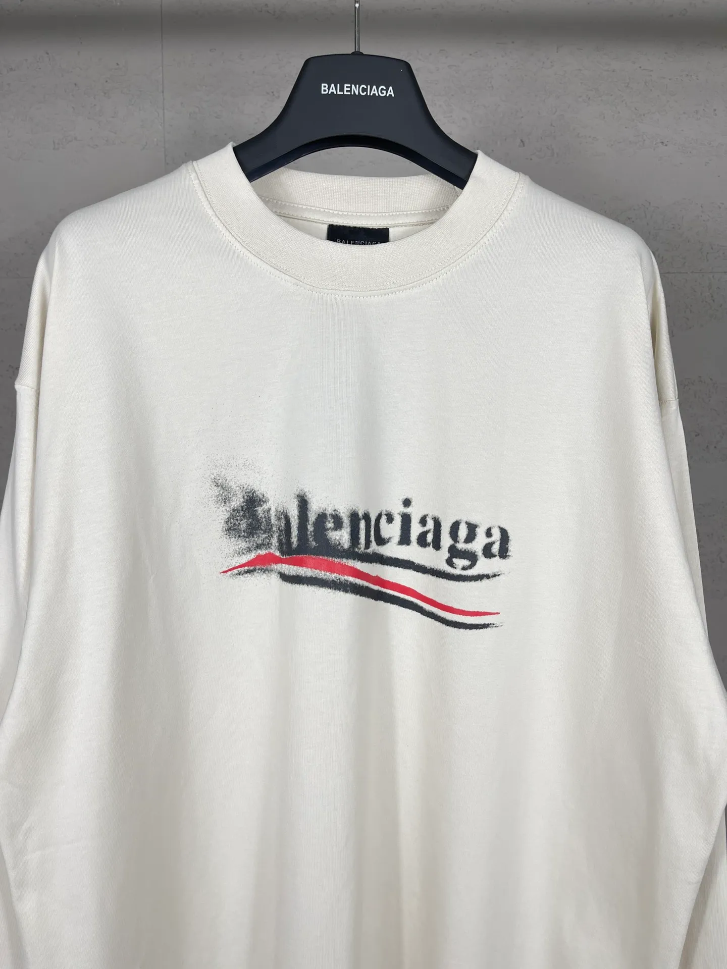 🅿️206 Real photos [Top version. Official website quality] BALENCI*GA/Paris. 2024 new classic letter LOGO printed graffiti long-sleeved T-shirt. Brick cabinets are synchronized. Genuine products are developed at the first time. All fabric colors are available. Printed Y boards are customized. Enjoy printing and comparison! The fabric is made of Paris ZP custom-woven and dyed cotton double yarn. Weighing 260 grams, the cloth surface is clean. The cloth pattern is clear, soft and comfortable. The threads are dyed with no color difference. The classic LOGO uses environmentally friendly imported materials to print graffiti, and the dot direct spray process creates a three-dimensional effect. Restore the brick cabinet, adopt the OS loose shoulder style. Same style for men and women Coding: BL225056 Color: black blue, off-white Size: XS S M L