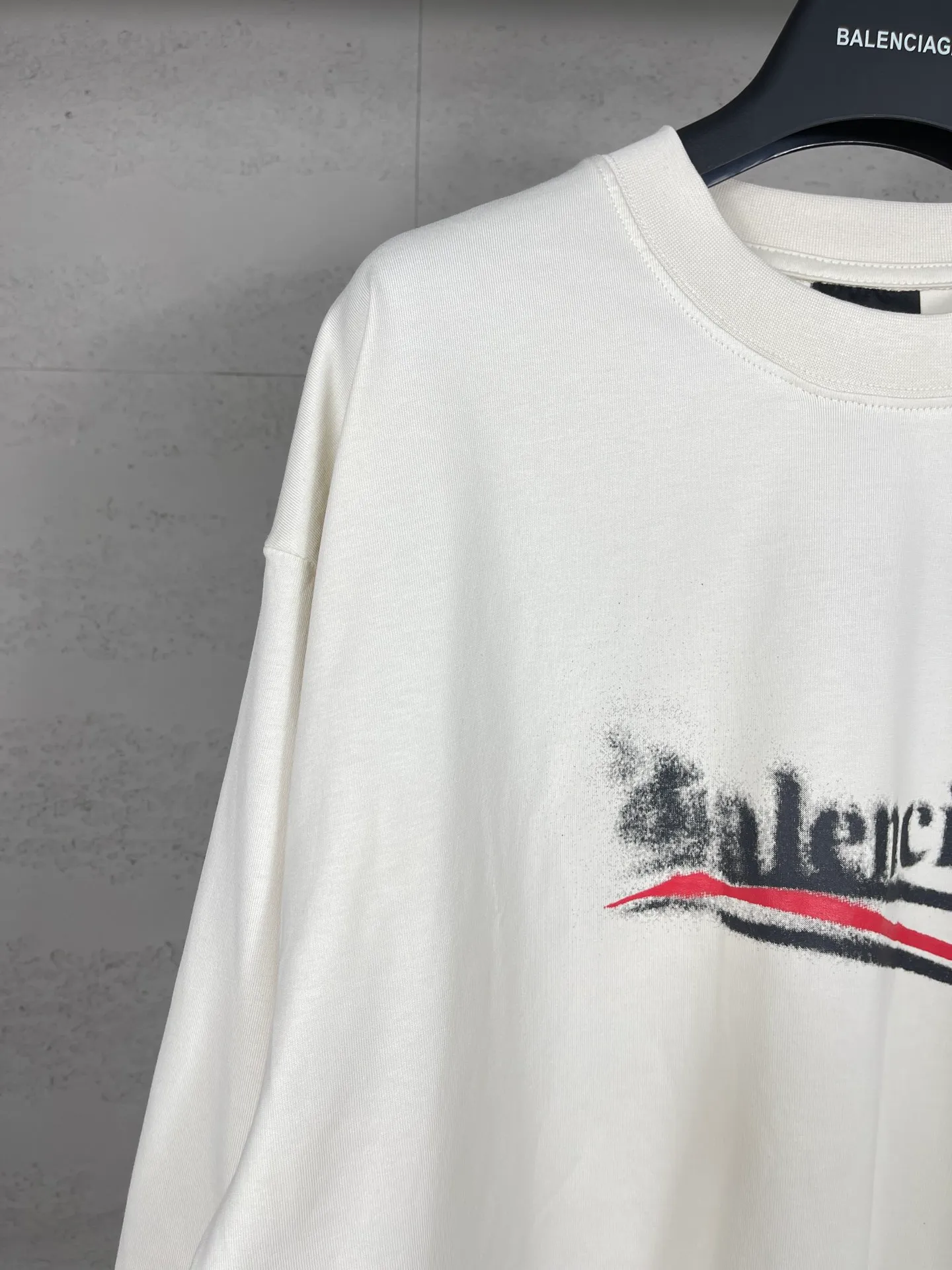 🅿️206 Real photos [Top version. Official website quality] BALENCI*GA/Paris. 2024 new classic letter LOGO printed graffiti long-sleeved T-shirt. Brick cabinets are synchronized. Genuine products are developed at the first time. All fabric colors are available. Printed Y boards are customized. Enjoy printing and comparison! The fabric is made of Paris ZP custom-woven and dyed cotton double yarn. Weighing 260 grams, the cloth surface is clean. The cloth pattern is clear, soft and comfortable. The threads are dyed with no color difference. The classic LOGO uses environmentally friendly imported materials to print graffiti, and the dot direct spray process creates a three-dimensional effect. Restore the brick cabinet, adopt the OS loose shoulder style. Same style for men and women Coding: BL225056 Color: black blue, off-white Size: XS S M L