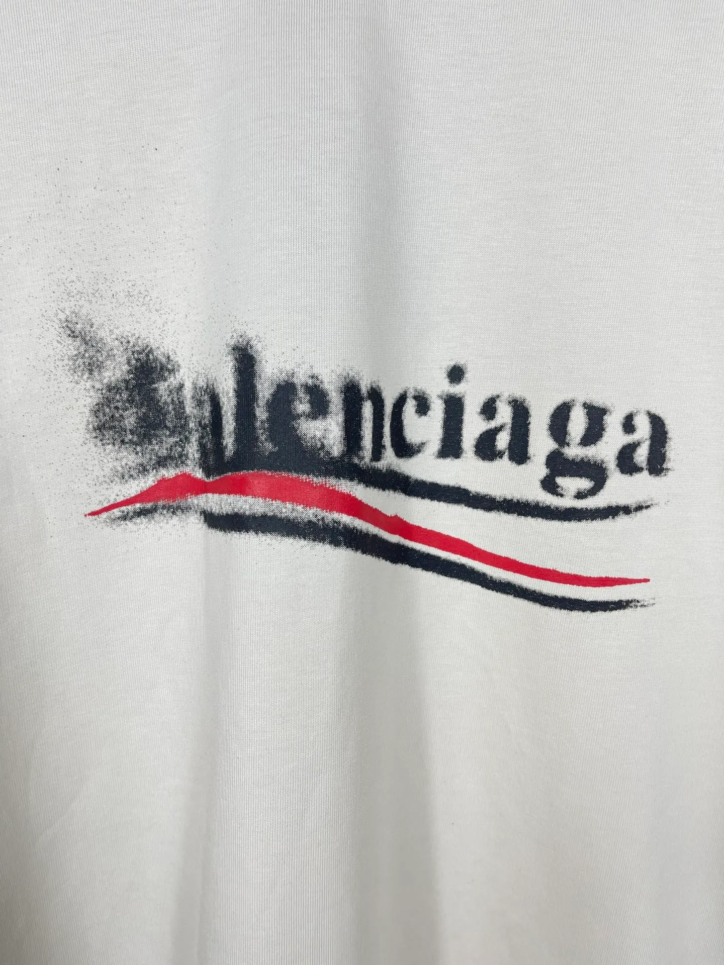 🅿️206 Real photos [Top version. Official website quality] BALENCI*GA/Paris. 2024 new classic letter LOGO printed graffiti long-sleeved T-shirt. Brick cabinets are synchronized. Genuine products are developed at the first time. All fabric colors are available. Printed Y boards are customized. Enjoy printing and comparison! The fabric is made of Paris ZP custom-woven and dyed cotton double yarn. Weighing 260 grams, the cloth surface is clean. The cloth pattern is clear, soft and comfortable. The threads are dyed with no color difference. The classic LOGO uses environmentally friendly imported materials to print graffiti, and the dot direct spray process creates a three-dimensional effect. Restore the brick cabinet, adopt the OS loose shoulder style. Same style for men and women Coding: BL225056 Color: black blue, off-white Size: XS S M L