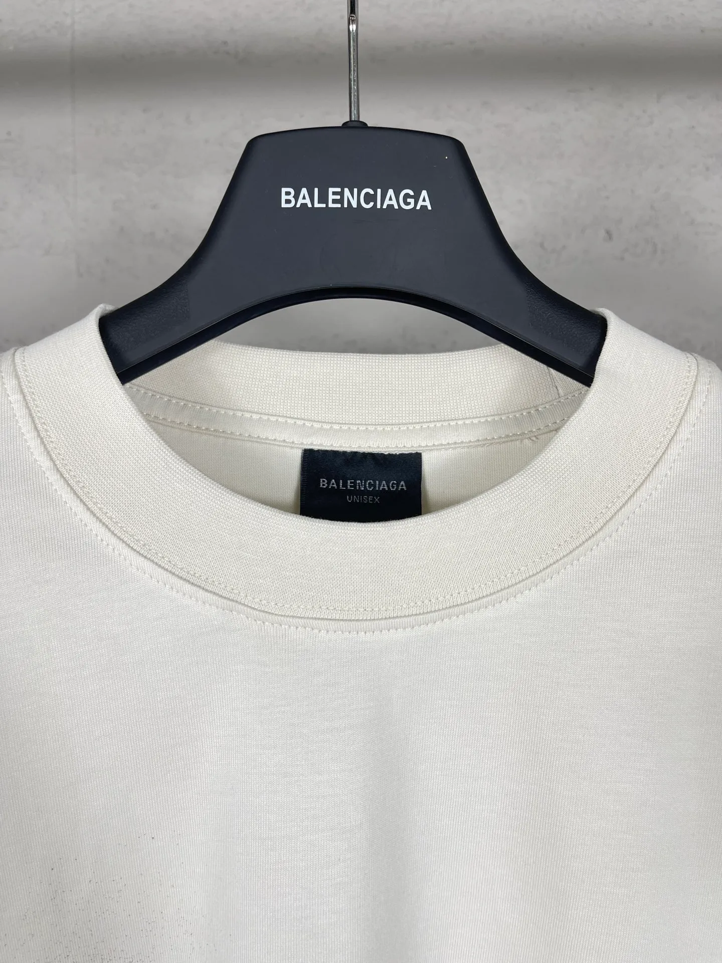 🅿️206 Real photos [Top version. Official website quality] BALENCI*GA/Paris. 2024 new classic letter LOGO printed graffiti long-sleeved T-shirt. Brick cabinets are synchronized. Genuine products are developed at the first time. All fabric colors are available. Printed Y boards are customized. Enjoy printing and comparison! The fabric is made of Paris ZP custom-woven and dyed cotton double yarn. Weighing 260 grams, the cloth surface is clean. The cloth pattern is clear, soft and comfortable. The threads are dyed with no color difference. The classic LOGO uses environmentally friendly imported materials to print graffiti, and the dot direct spray process creates a three-dimensional effect. Restore the brick cabinet, adopt the OS loose shoulder style. Same style for men and women Coding: BL225056 Color: black blue, off-white Size: XS S M L