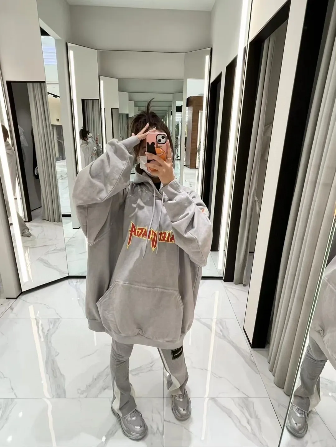 ♻️💯Reference model picture for the upper body❤️Spring and autumn top version BALENCIAGA Balenciaga lightning flame burst pattern graffiti Xiao Yang's same style pure cotton hoodie sweatshirt for male and female couple stars. The front printing has a rubber bursting effect. It uses imported transparent slurry to scrape the bottom to make the printing cracks feel even. You don’t have to worry about it falling off, as long as it’s not violently machine washed (it’s no problem at all to wash and dry it). The hem is artificially embellished with hand-painted prints, creating a French messy graffiti style! All holes on the body are manually worn and positioned. The holes are even and won't affect the overall structure of the clothes, and they won't get bigger with washing! The fabric is made of 480g cotton terry fabric, brand new, washed, and labeled. zp consistent synchronization. Size: XS-L Color: Silver P:470