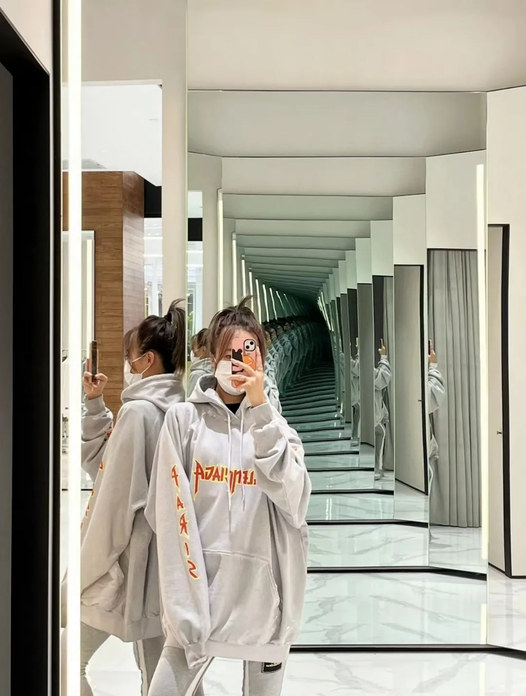 ♻️💯Reference model picture for the upper body❤️Spring and autumn top version BALENCIAGA Balenciaga lightning flame burst pattern graffiti Xiao Yang's same style pure cotton hoodie sweatshirt for male and female couple stars. The front printing has a rubber bursting effect. It uses imported transparent slurry to scrape the bottom to make the printing cracks feel even. You don’t have to worry about it falling off, as long as it’s not violently machine washed (it’s no problem at all to wash and dry it). The hem is artificially embellished with hand-painted prints, creating a French messy graffiti style! All holes on the body are manually worn and positioned. The holes are even and won't affect the overall structure of the clothes, and they won't get bigger with washing! The fabric is made of 480g cotton terry fabric, brand new, washed, and labeled. zp consistent synchronization. Size: XS-L Color: Silver P:470