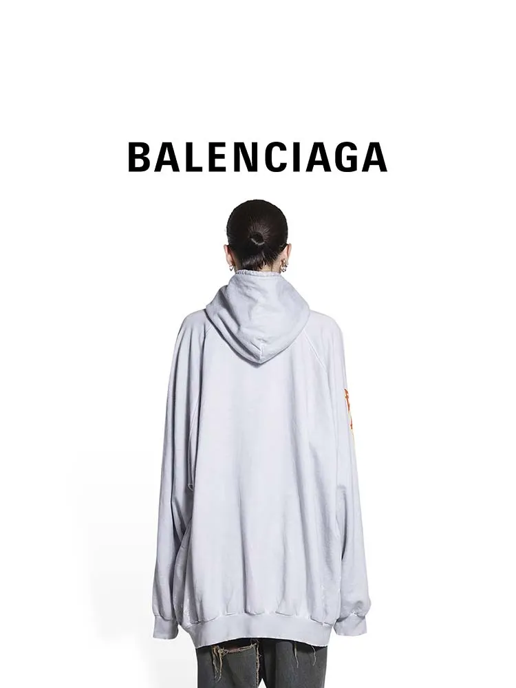 ♻️💯Reference model picture for the upper body❤️Spring and autumn top version BALENCIAGA Balenciaga lightning flame burst pattern graffiti Xiao Yang's same style pure cotton hoodie sweatshirt for male and female couple stars. The front printing has a rubber bursting effect. It uses imported transparent slurry to scrape the bottom to make the printing cracks feel even. You don’t have to worry about it falling off, as long as it’s not violently machine washed (it’s no problem at all to wash and dry it). The hem is artificially embellished with hand-painted prints, creating a French messy graffiti style! All holes on the body are manually worn and positioned. The holes are even and won't affect the overall structure of the clothes, and they won't get bigger with washing! The fabric is made of 480g cotton terry fabric, brand new, washed, and labeled. zp consistent synchronization. Size: XS-L Color: Silver P:470