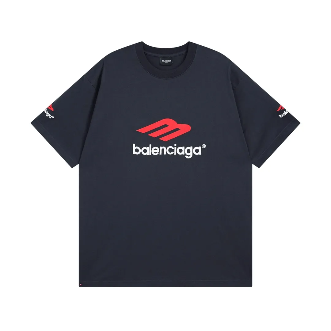 🅿️210 Xisatu [Top version. Official website quality] BALENCI*GA/Paris BALENCI*GA#2024 latest model, large LOGO icon. Front and back. Embroidered short-sleeved T-shirt on left and right sleeves. Brick cabinet synchronization. Genuine products are developed and developed in the first time. Welcome to compare! The fabric is made of Paris ZP custom-woven and dyed 100% cotton double-yarn compact cotton. The weight is 260 grams. The cloth surface is clean. The cloth pattern is clear. It is soft and comfortable. It has good color fastness and is not easy to change color. The threads are woven and dyed with no color difference. The embroidery is done using imported Tajima embroidery machines. Super 12W needle and thread, three-dimensional effect, clear lines. No burrs and miscellaneous threads, ultra-high craftsmanship embroidery. The version adopts OS loose shoulder design. Same style for men and women. Code: BL223207 Color: Dark blue gray. White Size: XS to L