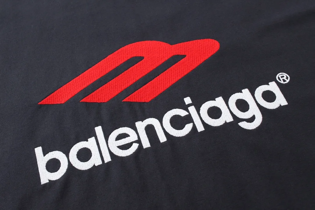 🅿️210 Xisatu [Top version. Official website quality] BALENCI*GA/Paris BALENCI*GA#2024 latest model, large LOGO icon. Front and back. Embroidered short-sleeved T-shirt on left and right sleeves. Brick cabinet synchronization. Genuine products are developed and developed in the first time. Welcome to compare! The fabric is made of Paris ZP custom-woven and dyed 100% cotton double-yarn compact cotton. The weight is 260 grams. The cloth surface is clean. The cloth pattern is clear. It is soft and comfortable. It has good color fastness and is not easy to change color. The threads are woven and dyed with no color difference. The embroidery is done using imported Tajima embroidery machines. Super 12W needle and thread, three-dimensional effect, clear lines. No burrs and miscellaneous threads, ultra-high craftsmanship embroidery. The version adopts OS loose shoulder design. Same style for men and women. Code: BL223207 Color: Dark blue gray. White Size: XS to L