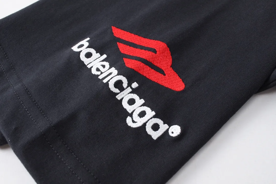 🅿️210 Xisatu [Top version. Official website quality] BALENCI*GA/Paris BALENCI*GA#2024 latest model, large LOGO icon. Front and back. Embroidered short-sleeved T-shirt on left and right sleeves. Brick cabinet synchronization. Genuine products are developed and developed in the first time. Welcome to compare! The fabric is made of Paris ZP custom-woven and dyed 100% cotton double-yarn compact cotton. The weight is 260 grams. The cloth surface is clean. The cloth pattern is clear. It is soft and comfortable. It has good color fastness and is not easy to change color. The threads are woven and dyed with no color difference. The embroidery is done using imported Tajima embroidery machines. Super 12W needle and thread, three-dimensional effect, clear lines. No burrs and miscellaneous threads, ultra-high craftsmanship embroidery. The version adopts OS loose shoulder design. Same style for men and women. Code: BL223207 Color: Dark blue gray. White Size: XS to L