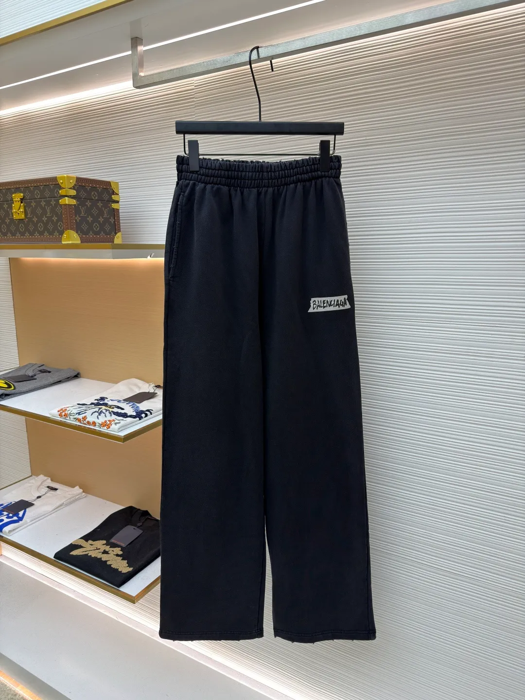 Balenciaga pure cotton fish scale bottom ●Item No.: 1681637-A90 ●Fabric: Pure cotton fish scale bottom fabric ●Technology: Glue printing ●Color: Black ●Version: Loose version ●Weight: about 715 grams ●Size: XS-S-M-L ●Description: The fabric is made of 26S double yarn + 10S fish scale bottom brushed fabric, 380g. Pure cotton fish scale bottom sweatshirt fabric is a knitted fabric with special texture and excellent performance. The pure cotton material ensures the softness, breathability and moisture absorption of the fabric; the fish scale bottom structure increases the elasticity and wrinkle resistance of the fabric. Dark floral dot multi-layer overlay printing is an advanced printing technology that combines fine patterns and three-dimensional layers. Its core is to use high-mesh dot plate making to overprint transparent or light-colored printing paste on the fabric base multiple times with micron-level precision. Each overlay is accurately aligned to form a faint dark flower texture. The printing pattern does not rely on bright colors, but creates subtle light and shadow gradients and tactile layering on the surface of the fabric through the thickness difference of slurry accumulation and light refraction. The pattern shows subtle changes at different angles, combining visual depth and long-lasting washability. The overall wiring is straight and delicate, the fabric is comfortable and soft, and the color is consistent without color difference. It can be matched with the same style to create a fashionable look and control various occasions. Customized accessories, complete with three standards, same style for men and women!