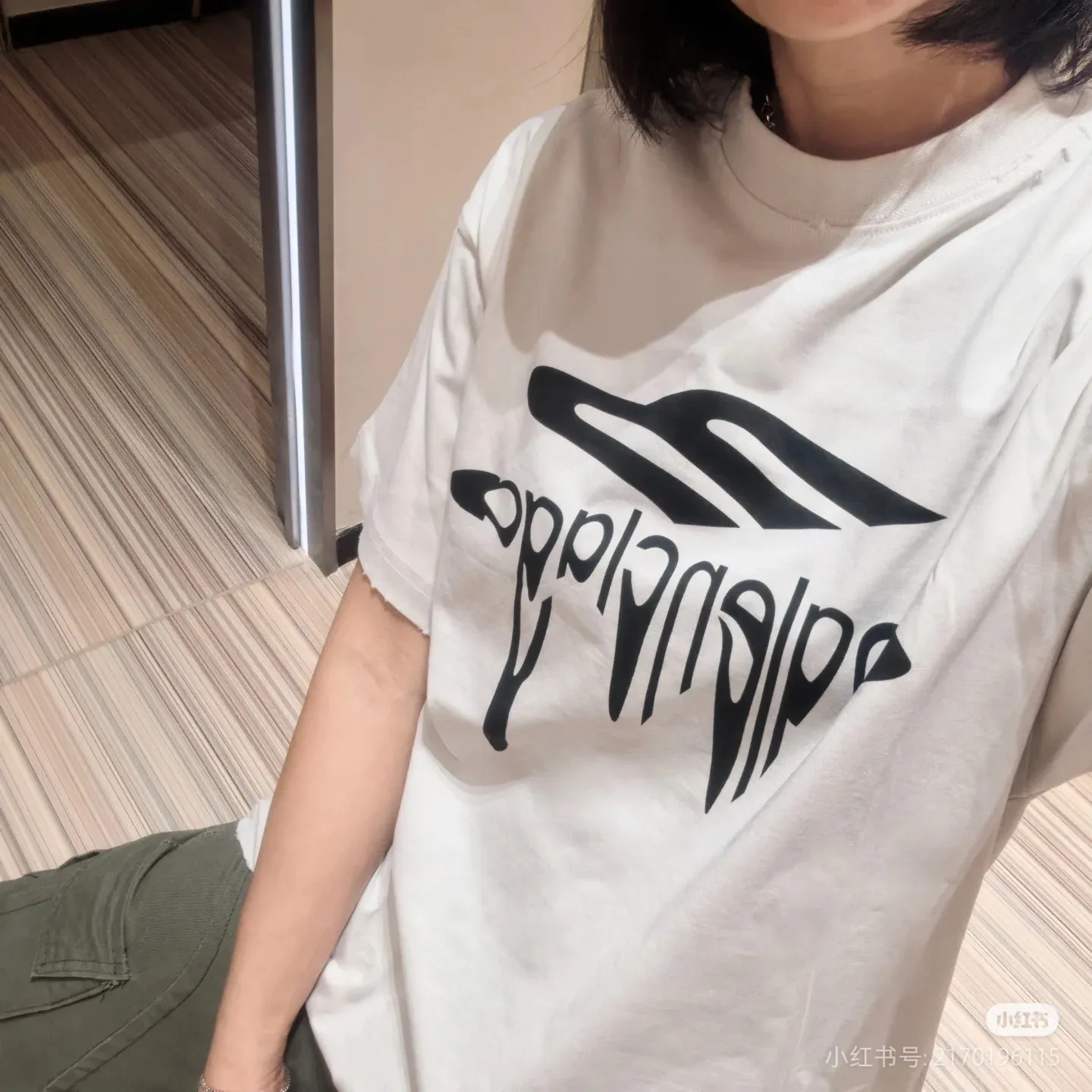 ♻️💯Upper body reference model picture❤️Top version BALENCIAGA/Paris. 2025 new model. Dissolved letters. Brick cabinet synchronization. Genuine product developed at the first time, happy to print and compare! The fabric is made of Paris ZP custom-woven and dyed cotton with double yarn. Weighing 260 grams, the cloth surface is clean. The cloth pattern is clear, soft and comfortable. The threads are dyed with no color difference. The embroidery uses imported Tajima embroidery machines. The letters are clear and the effect is three-dimensional. The entire garment is worn and distressed. The version adopts OS loose shoulder design. Same style for men and women. Color: black. White. Size: XS S M L P: 290