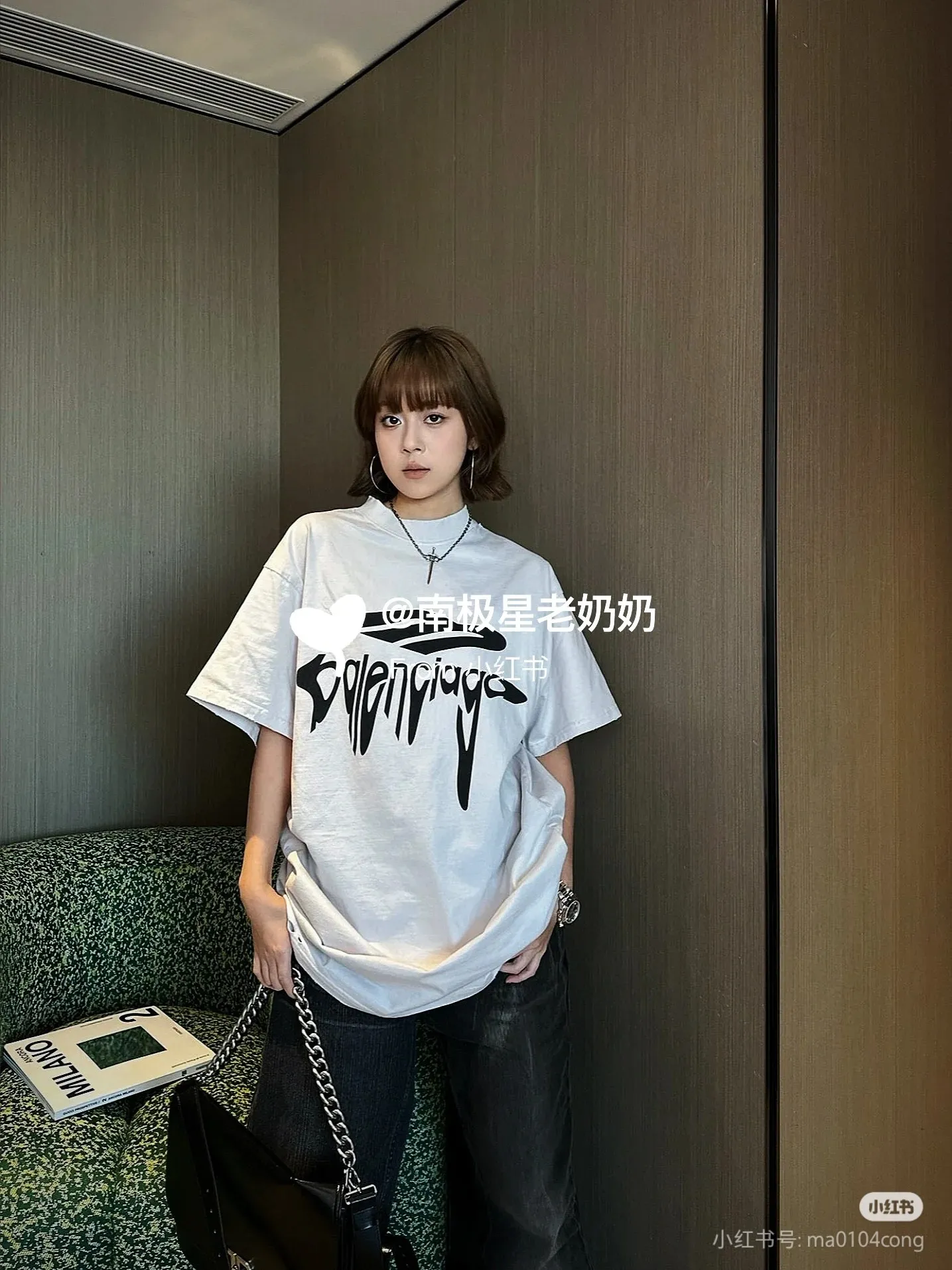 ♻️💯Upper body reference model picture❤️Top version BALENCIAGA/Paris. 2025 new model. Dissolved letters. Brick cabinet synchronization. Genuine product developed at the first time, happy to print and compare! The fabric is made of Paris ZP custom-woven and dyed cotton with double yarn. Weighing 260 grams, the cloth surface is clean. The cloth pattern is clear, soft and comfortable. The threads are dyed with no color difference. The embroidery uses imported Tajima embroidery machines. The letters are clear and the effect is three-dimensional. The entire garment is worn and distressed. The version adopts OS loose shoulder design. Same style for men and women. Color: black. White. Size: XS S M L P: 290
