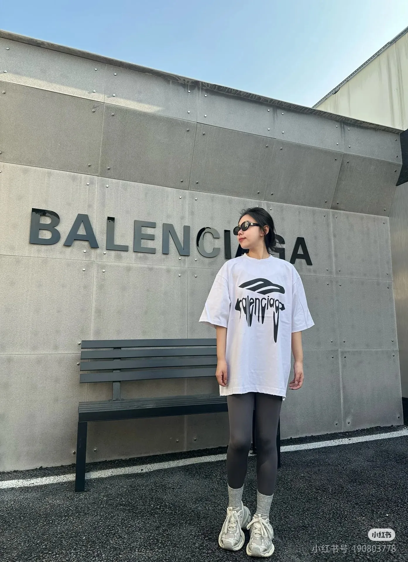 ♻️💯Upper body reference model picture❤️Top version BALENCIAGA/Paris. 2025 new model. Dissolved letters. Brick cabinet synchronization. Genuine product developed at the first time, happy to print and compare! The fabric is made of Paris ZP custom-woven and dyed cotton with double yarn. Weighing 260 grams, the cloth surface is clean. The cloth pattern is clear, soft and comfortable. The threads are dyed with no color difference. The embroidery uses imported Tajima embroidery machines. The letters are clear and the effect is three-dimensional. The entire garment is worn and distressed. The version adopts OS loose shoulder design. Same style for men and women. Color: black. White. Size: XS S M L P: 290