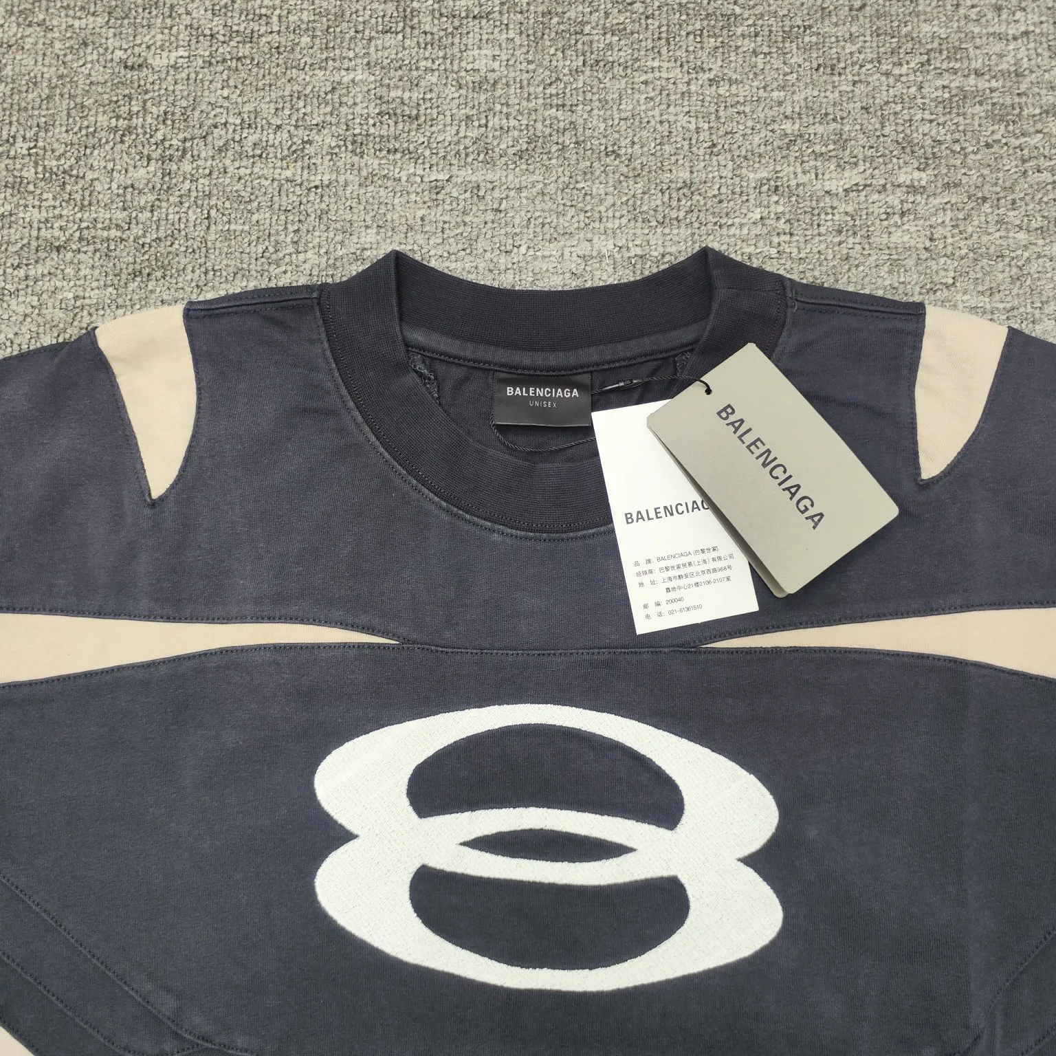[New] Top version - BALENCIAGA - double-ring wasteland splicing short-sleeved T-shirt. The original developed custom-woven fabric process is washed. The high-gram weight 300-gram fabric is full of texture. The cloth surface is clean, soft and comfortable. Solona thread fixed dyeing has no color difference. The front and back are decorated with unity sports icon artwork embroidery. The whole embroidery body adopts new tatami twill lace embroidery. The tatami embroidery stitches are intertwined and form diagonal lines. It comes with 1*1 cross-check weave rib cuffs, and more than 30 pieces for the whole garment. I purchased the y version of custom-dyed bulk fabrics with color ribs. The front and back panels are screen printed with an elliptical machine, and the embroidery machine is imported from Japan. The printing effect is in contrasting colors. The whole garment is washed, softened, aged, and washed and dried. It is handsome and finished. Wasteland style, os version, same style for men and women. Color: black Size: XS-L P:360