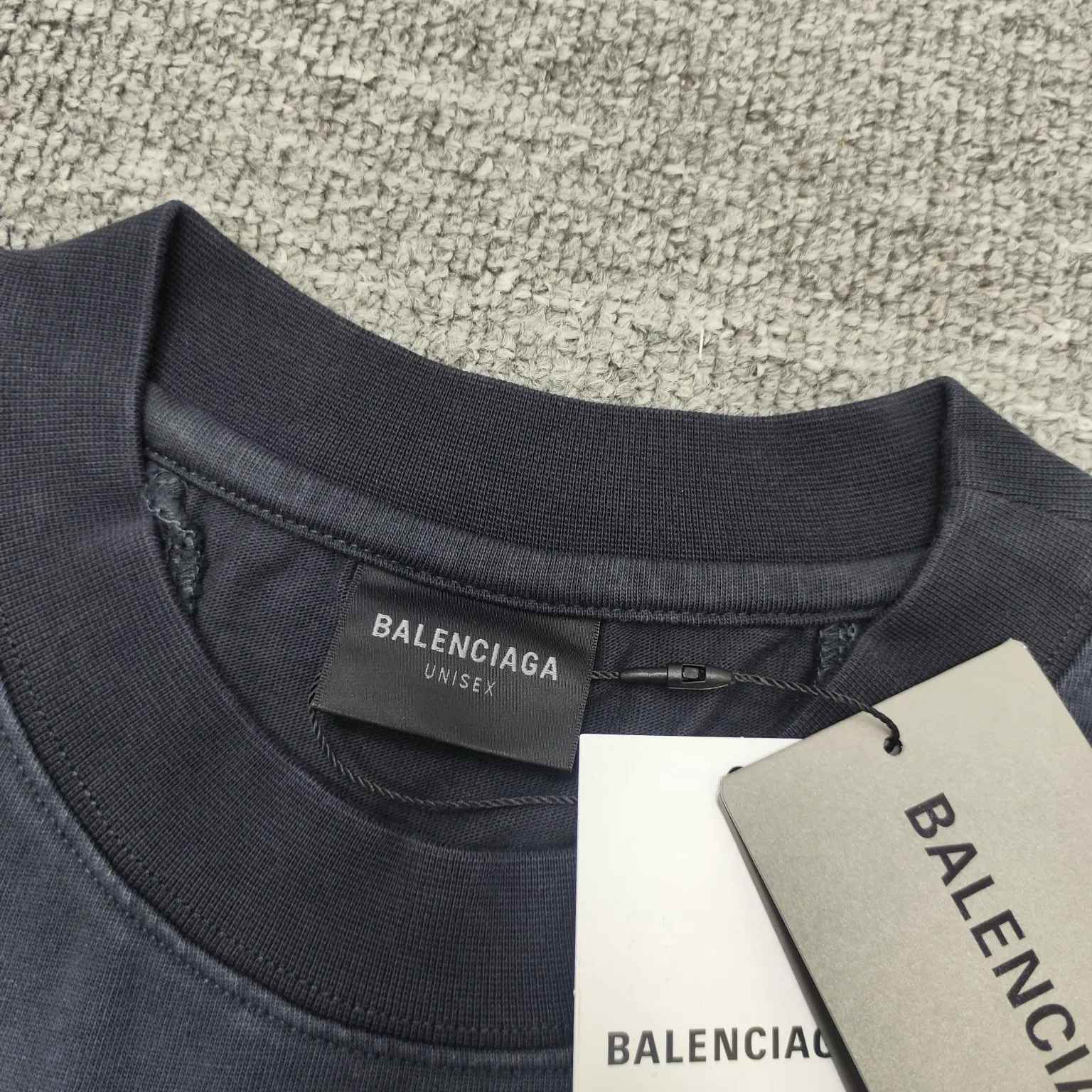 [New] Top version - BALENCIAGA - double-ring wasteland splicing short-sleeved T-shirt. The original developed custom-woven fabric process is washed. The high-gram weight 300-gram fabric is full of texture. The cloth surface is clean, soft and comfortable. Solona thread fixed dyeing has no color difference. The front and back are decorated with unity sports icon artwork embroidery. The whole embroidery body adopts new tatami twill lace embroidery. The tatami embroidery stitches are intertwined and form diagonal lines. It comes with 1*1 cross-check weave rib cuffs, and more than 30 pieces for the whole garment. I purchased the y version of custom-dyed bulk fabrics with color ribs. The front and back panels are screen printed with an elliptical machine, and the embroidery machine is imported from Japan. The printing effect is in contrasting colors. The whole garment is washed, softened, aged, and washed and dried. It is handsome and finished. Wasteland style, os version, same style for men and women. Color: black Size: XS-L P:360