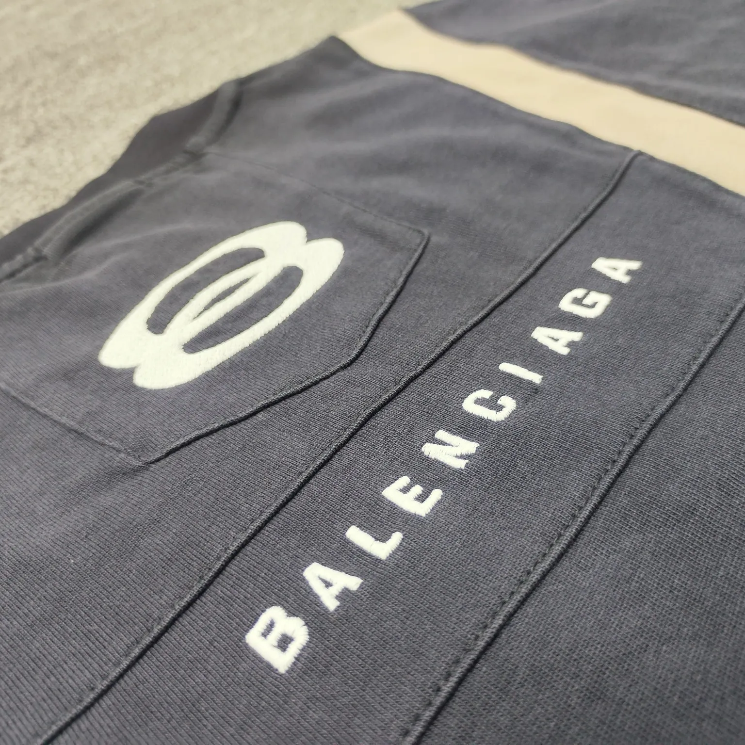 [New] Top version - BALENCIAGA - double-ring wasteland splicing short-sleeved T-shirt. The original developed custom-woven fabric process is washed. The high-gram weight 300-gram fabric is full of texture. The cloth surface is clean, soft and comfortable. Solona thread fixed dyeing has no color difference. The front and back are decorated with unity sports icon artwork embroidery. The whole embroidery body adopts new tatami twill lace embroidery. The tatami embroidery stitches are intertwined and form diagonal lines. It comes with 1*1 cross-check weave rib cuffs, and more than 30 pieces for the whole garment. I purchased the y version of custom-dyed bulk fabrics with color ribs. The front and back panels are screen printed with an elliptical machine, and the embroidery machine is imported from Japan. The printing effect is in contrasting colors. The whole garment is washed, softened, aged, and washed and dried. It is handsome and finished. Wasteland style, os version, same style for men and women. Color: black Size: XS-L P:360