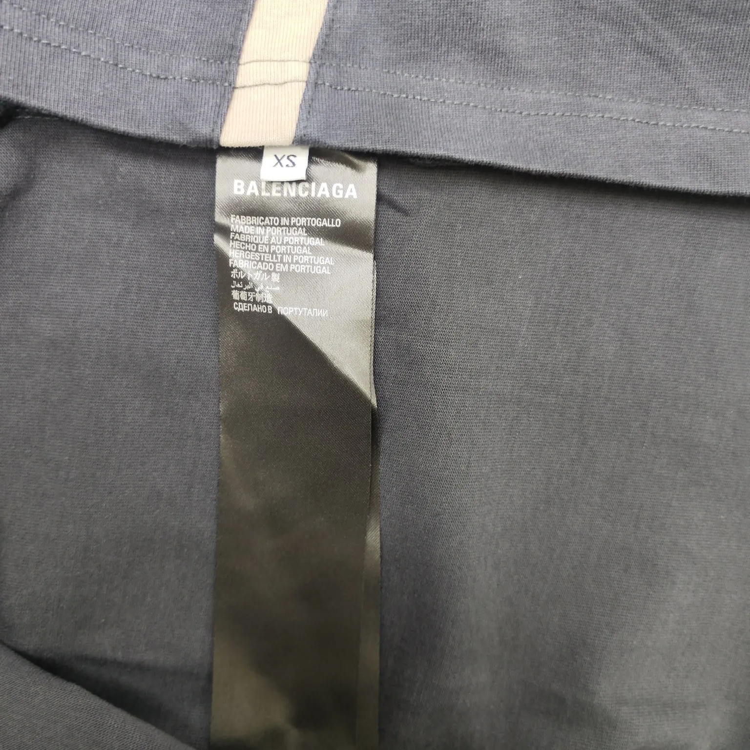 [New] Top version - BALENCIAGA - double-ring wasteland splicing short-sleeved T-shirt. The original developed custom-woven fabric process is washed. The high-gram weight 300-gram fabric is full of texture. The cloth surface is clean, soft and comfortable. Solona thread fixed dyeing has no color difference. The front and back are decorated with unity sports icon artwork embroidery. The whole embroidery body adopts new tatami twill lace embroidery. The tatami embroidery stitches are intertwined and form diagonal lines. It comes with 1*1 cross-check weave rib cuffs, and more than 30 pieces for the whole garment. I purchased the y version of custom-dyed bulk fabrics with color ribs. The front and back panels are screen printed with an elliptical machine, and the embroidery machine is imported from Japan. The printing effect is in contrasting colors. The whole garment is washed, softened, aged, and washed and dried. It is handsome and finished. Wasteland style, os version, same style for men and women. Color: black Size: XS-L P:360
