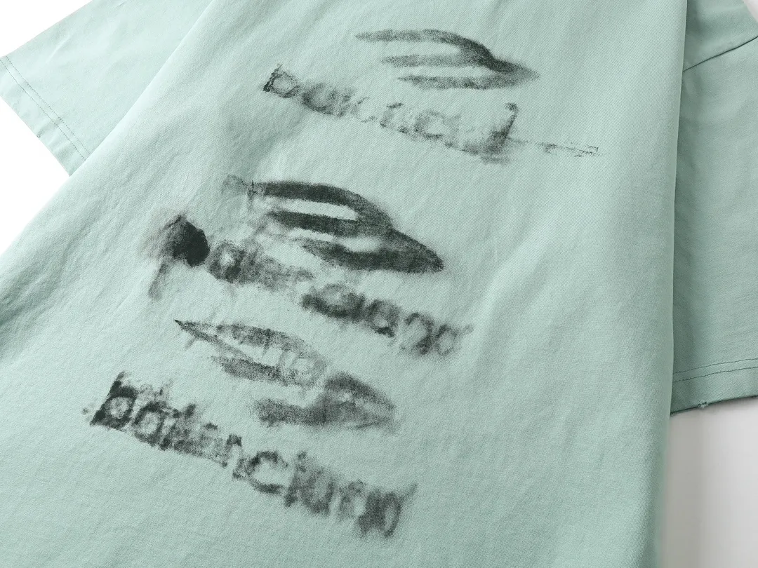 🅿️194 Detailed picture [Top version. Official website quality] BALENCI*GA/Paris BALENCI*GA#25 Paris new model, blurred pattern on the front and back, white ink direct spray, washed and worn, old hem, hand-polished short-sleeved T-shirt, brick cabinet synchronized. The old and worn ZP is the same, welcome to compare. The fabric is made of Paris ZP custom-woven and dyed 100% cotton double-yarn compact cotton. The weight is 260 grams. The cloth surface is clean. The cloth pattern is clear. Soft and comfortable. Good color fastness. Not easy to change color. The threads are woven and dyed with no color difference. The printing uses white ink computer direct printing, and the garments are washed, worn and worn, and the craftsmanship is extremely heavy. Jubie market makes goods based on pictures. Comparisons welcome. Restore brick cabinet. The version adopts OS loose shoulder version. Same style for men and women. Code: BL253653 Color: Grass Green Size: XS S M L