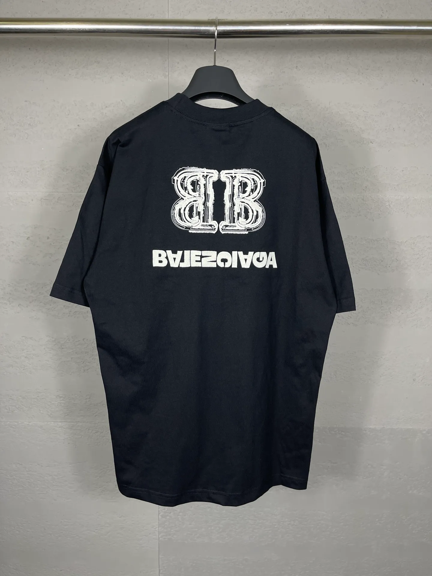 🅿️200 Actual pictures [Top version. Official website quality] BALENCI*GA/Paris BALENCI*GA# New style, BB reverse letter embroidery letters large LOGO short-sleeved T-shirt. More than 200,000 needles are used to embroider the logo letters on the front and back of the chest. Welcome to compare! The fabric is made of Paris ZP custom-woven and dyed 100% cotton double-yarn compact cotton. The weight is 260 grams. The cloth surface is clean. The cloth pattern is clear. It is soft and comfortable. It has good color fastness and is not easy to change color. The threads are woven and dyed with no color difference. The embroidery is done using imported Tajima embroidery machines. Super 15W needle thread embroidery, accurate positioning, three-dimensional effect, clear lines. No burrs and miscellaneous threads, ultra-high craftsmanship embroidery. The version adopts OS loose shoulder design. Same style for men and women. Code: BL223208 Color: black. Size: XS to L
