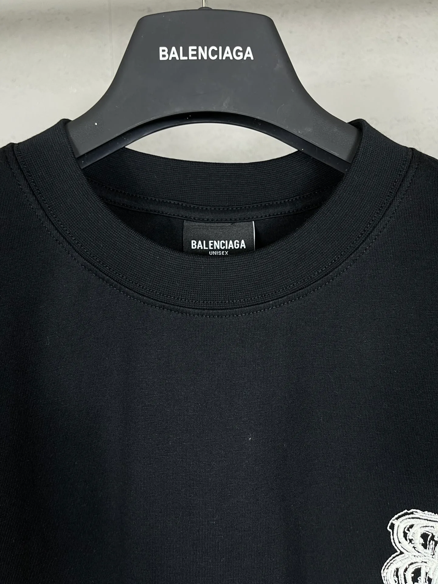 🅿️200 Actual pictures [Top version. Official website quality] BALENCI*GA/Paris BALENCI*GA# New style, BB reverse letter embroidery letters large LOGO short-sleeved T-shirt. More than 200,000 needles are used to embroider the logo letters on the front and back of the chest. Welcome to compare! The fabric is made of Paris ZP custom-woven and dyed 100% cotton double-yarn compact cotton. The weight is 260 grams. The cloth surface is clean. The cloth pattern is clear. It is soft and comfortable. It has good color fastness and is not easy to change color. The threads are woven and dyed with no color difference. The embroidery is done using imported Tajima embroidery machines. Super 15W needle thread embroidery, accurate positioning, three-dimensional effect, clear lines. No burrs and miscellaneous threads, ultra-high craftsmanship embroidery. The version adopts OS loose shoulder design. Same style for men and women. Code: BL223208 Color: black. Size: XS to L