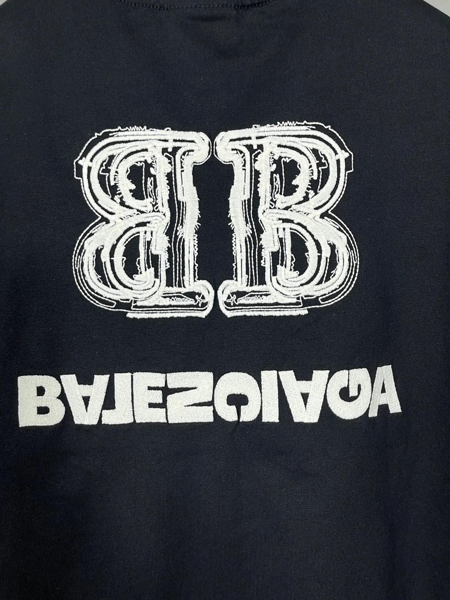 🅿️200 Actual pictures [Top version. Official website quality] BALENCI*GA/Paris BALENCI*GA# New style, BB reverse letter embroidery letters large LOGO short-sleeved T-shirt. More than 200,000 needles are used to embroider the logo letters on the front and back of the chest. Welcome to compare! The fabric is made of Paris ZP custom-woven and dyed 100% cotton double-yarn compact cotton. The weight is 260 grams. The cloth surface is clean. The cloth pattern is clear. It is soft and comfortable. It has good color fastness and is not easy to change color. The threads are woven and dyed with no color difference. The embroidery is done using imported Tajima embroidery machines. Super 15W needle thread embroidery, accurate positioning, three-dimensional effect, clear lines. No burrs and miscellaneous threads, ultra-high craftsmanship embroidery. The version adopts OS loose shoulder design. Same style for men and women. Code: BL223208 Color: black. Size: XS to L