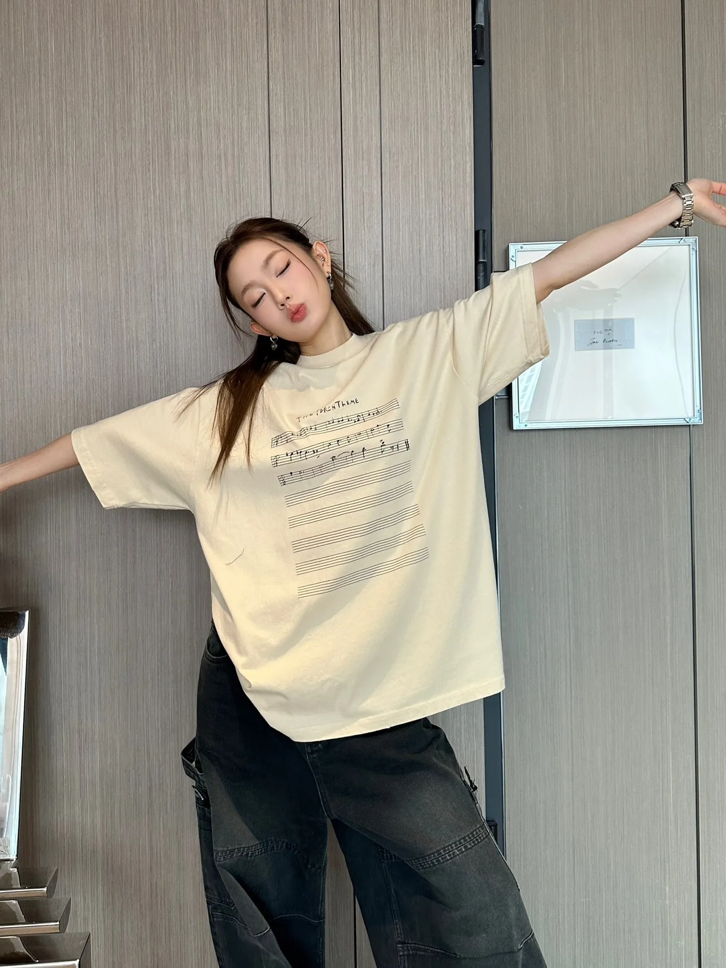 🎀Hot model pictures🎀[Updated] Top tested version - BALENCIAGA - Balenciaga 2024 limited edition musical note short-sleeved T-shirt. angelo badalamenti music special. Original development of custom-woven fabric process, washing process, high gram weight 300 grams of fabric, full texture, clean cloth surface, soft and comfortable. Solona thread dyeing without color difference, front and rear musical note printing, standard printing fraying process, highlighting the craftsmanship of short sleeves Precision mesh production stencil, imported environmentally friendly slurry scraping, letters clearly restored, letter spacing, size consistent with the original version, Os drop shoulder loose version, spring and summer latest brick cabinet synchronization, same style for men and women, color: apricot, size: XS to L, P: 260