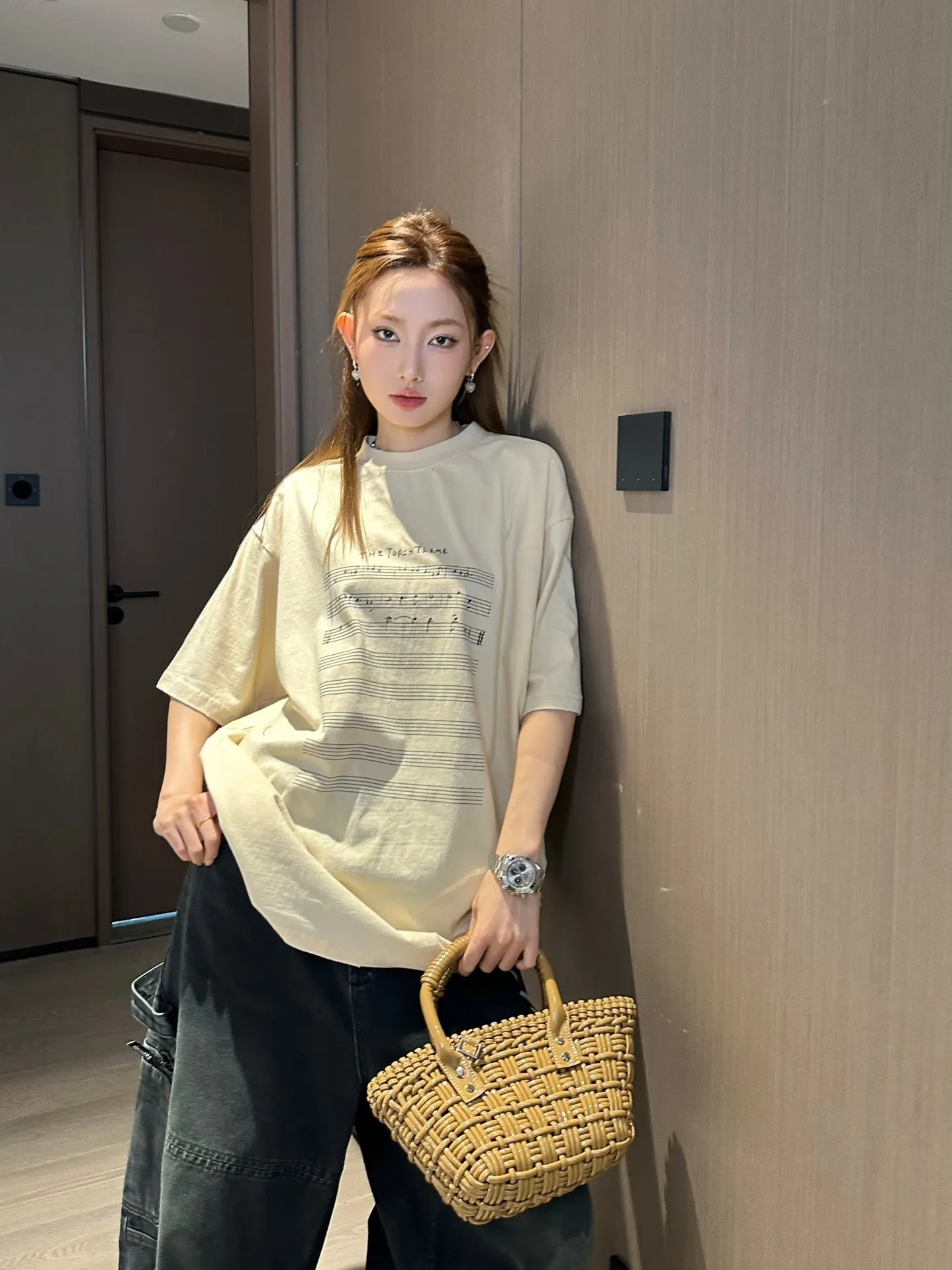 🎀Hot model pictures🎀[Updated] Top tested version - BALENCIAGA - Balenciaga 2024 limited edition musical note short-sleeved T-shirt. angelo badalamenti music special. Original development of custom-woven fabric process, washing process, high gram weight 300 grams of fabric, full texture, clean cloth surface, soft and comfortable. Solona thread dyeing without color difference, front and rear musical note printing, standard printing fraying process, highlighting the craftsmanship of short sleeves Precision mesh production stencil, imported environmentally friendly slurry scraping, letters clearly restored, letter spacing, size consistent with the original version, Os drop shoulder loose version, spring and summer latest brick cabinet synchronization, same style for men and women, color: apricot, size: XS to L, P: 260