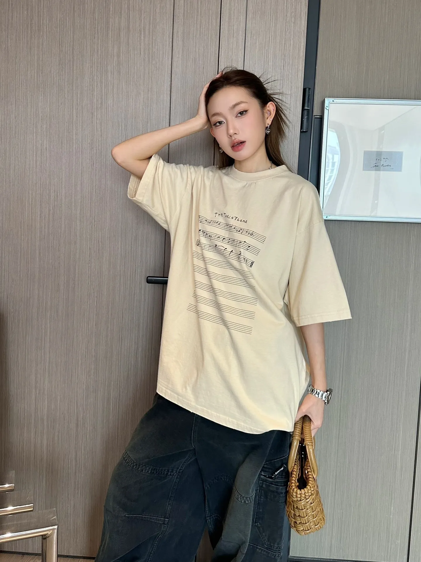 🎀Hot model pictures🎀[Updated] Top tested version - BALENCIAGA - Balenciaga 2024 limited edition musical note short-sleeved T-shirt. angelo badalamenti music special. Original development of custom-woven fabric process, washing process, high gram weight 300 grams of fabric, full texture, clean cloth surface, soft and comfortable. Solona thread dyeing without color difference, front and rear musical note printing, standard printing fraying process, highlighting the craftsmanship of short sleeves Precision mesh production stencil, imported environmentally friendly slurry scraping, letters clearly restored, letter spacing, size consistent with the original version, Os drop shoulder loose version, spring and summer latest brick cabinet synchronization, same style for men and women, color: apricot, size: XS to L, P: 260