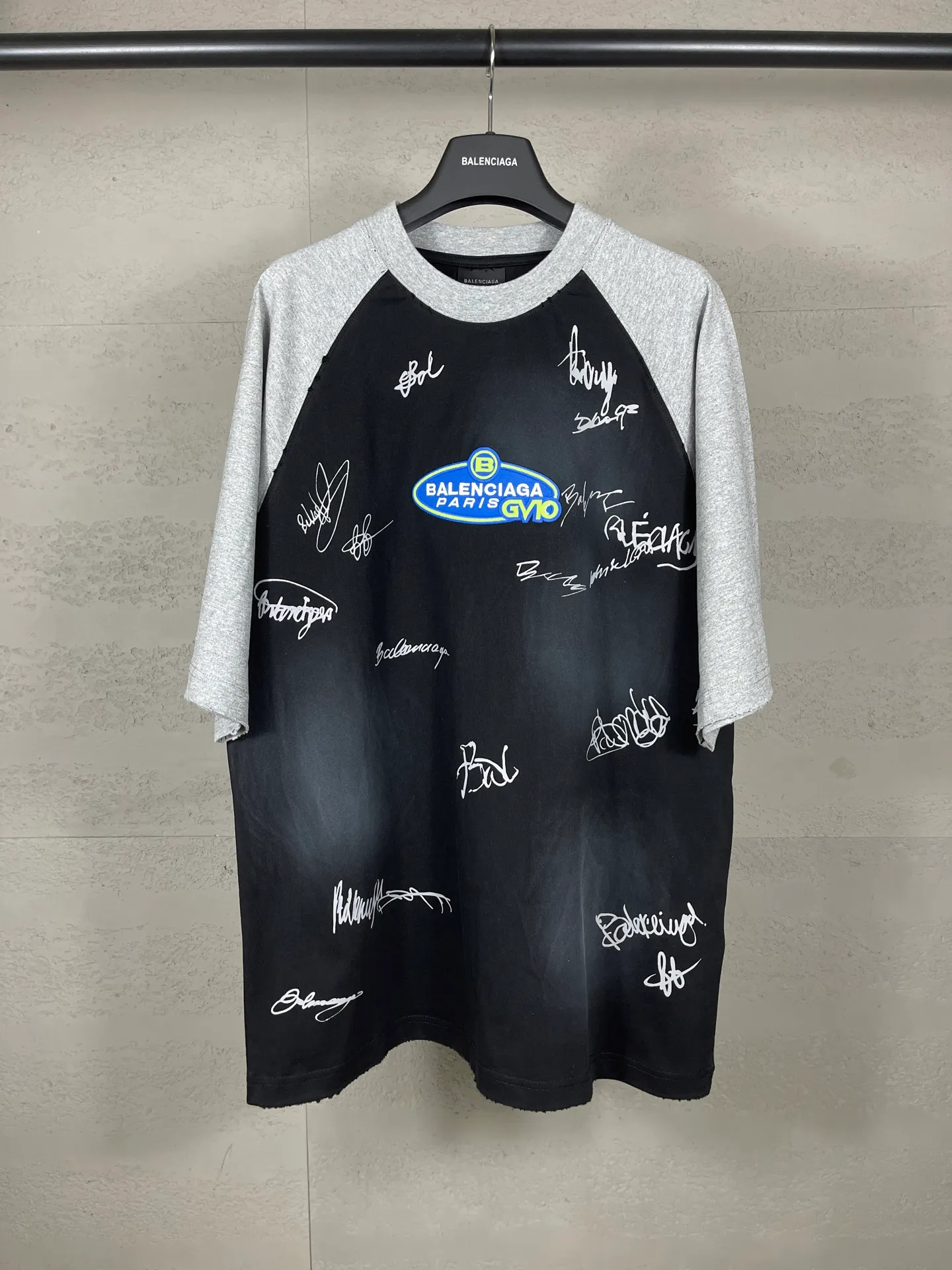 🅿️230 real photos [Top version. Official website quality] BALENCI*GA/Paris #2025 new style raglan sleeves, color matching, signature printing, embroidery LOGO, washed, distressed, hand-painted graffiti, new short-sleeved T-shirt. #2025 Brick Cabinet Synchronization Extra heavy craftsmanship. Welcome to compare. The fabric is made of Paris ZP custom-woven and dyed cotton double yarn, with a weight of 260 grams. The cloth surface is clean. The cloth pattern is clear, soft and comfortable. The threads are dyed with no color difference. The signature is printed with environmentally friendly glue, and the classic letter LOGO is embroidered with an imported Tajima embroidery machine. The letters are clear and the effect is three-dimensional. Restore brick cabinet, adopt OS loose shoulder style. Same style for men and women. Code: BL253728 Color: black, white, yellow Size: XS S M L