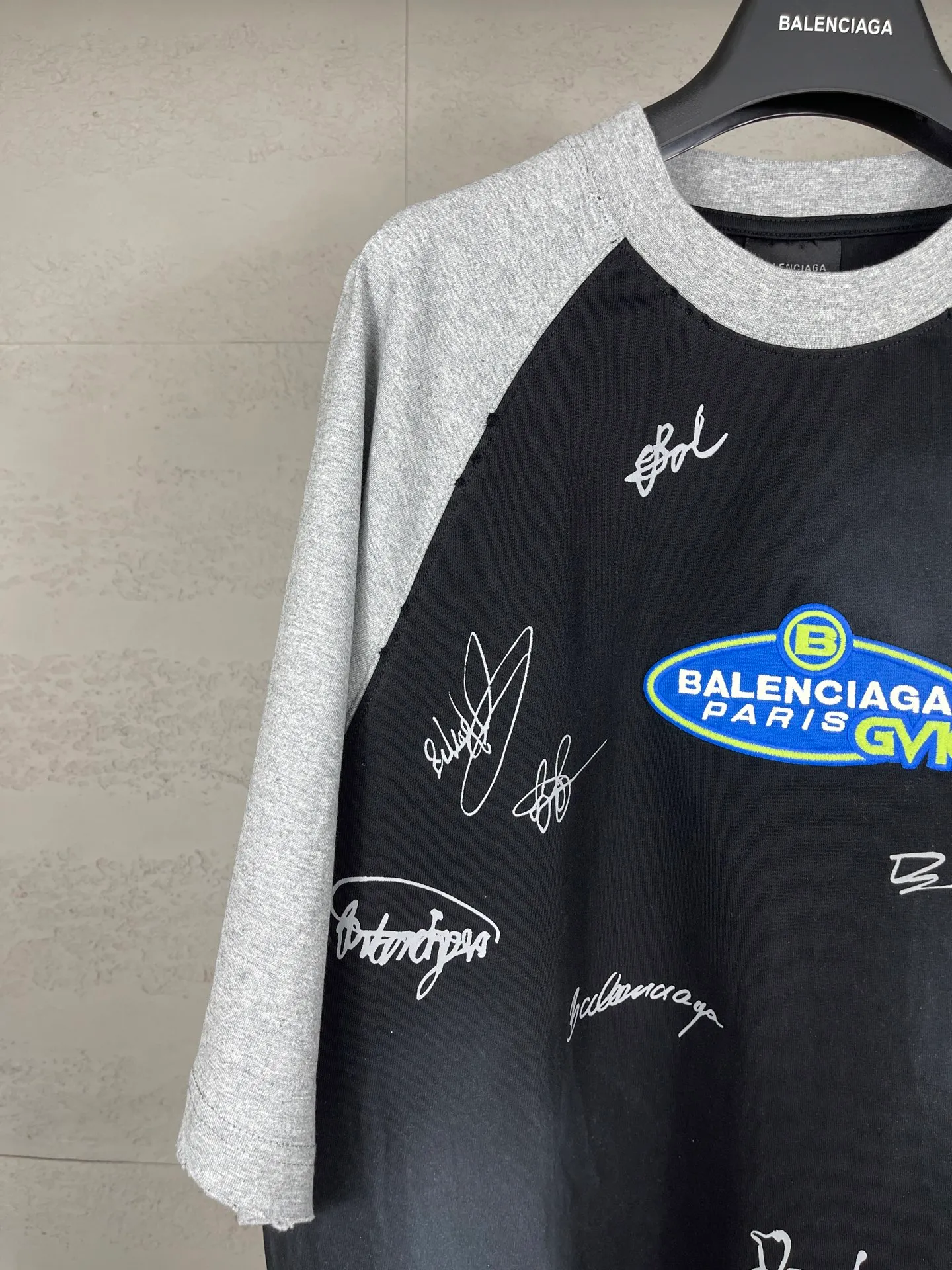 🅿️230 real photos [Top version. Official website quality] BALENCI*GA/Paris #2025 new style raglan sleeves, color matching, signature printing, embroidery LOGO, washed, distressed, hand-painted graffiti, new short-sleeved T-shirt. #2025 Brick Cabinet Synchronization Extra heavy craftsmanship. Welcome to compare. The fabric is made of Paris ZP custom-woven and dyed cotton double yarn, with a weight of 260 grams. The cloth surface is clean. The cloth pattern is clear, soft and comfortable. The threads are dyed with no color difference. The signature is printed with environmentally friendly glue, and the classic letter LOGO is embroidered with an imported Tajima embroidery machine. The letters are clear and the effect is three-dimensional. Restore brick cabinet, adopt OS loose shoulder style. Same style for men and women. Code: BL253728 Color: black, white, yellow Size: XS S M L