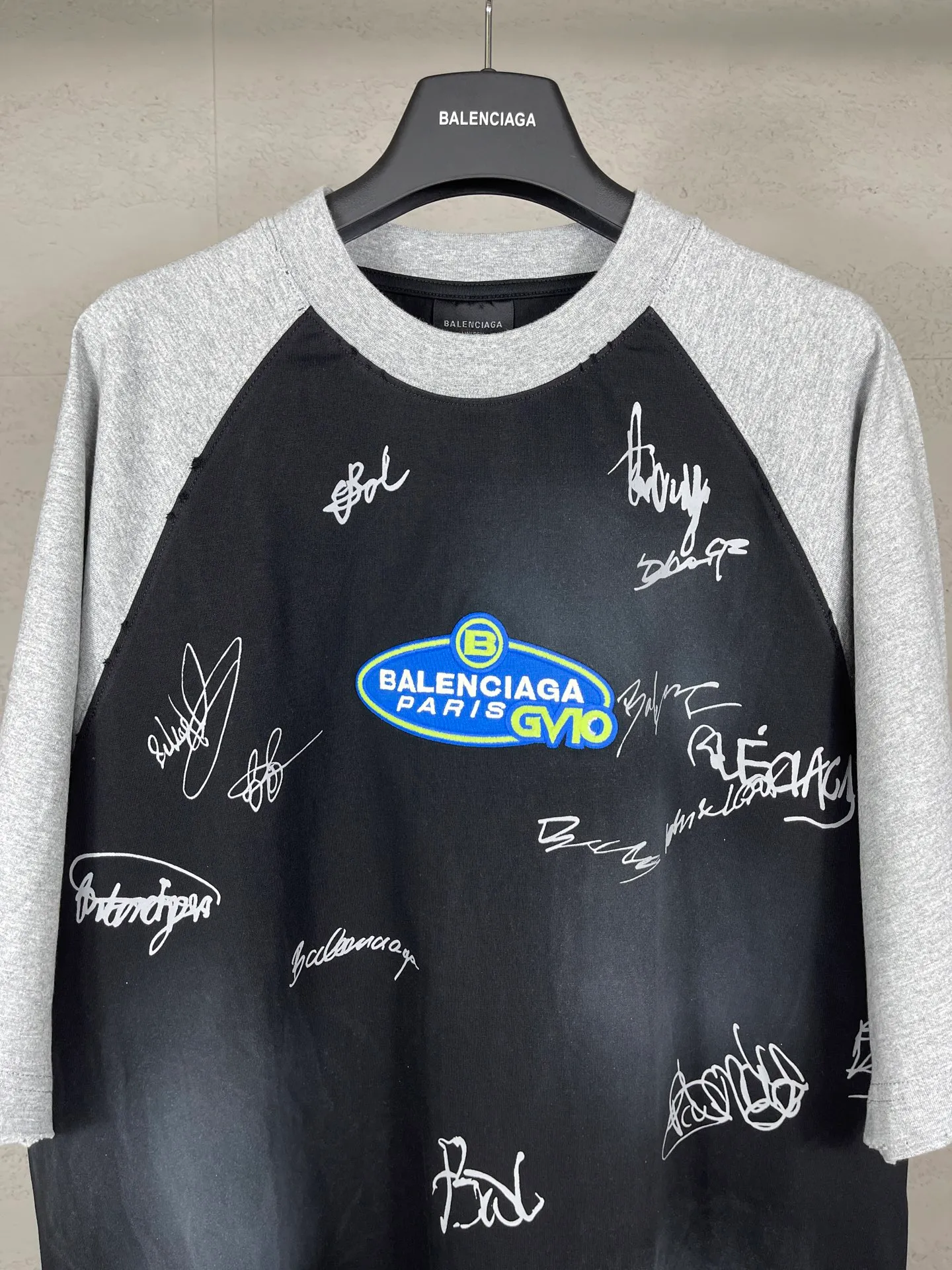 🅿️230 real photos [Top version. Official website quality] BALENCI*GA/Paris #2025 new style raglan sleeves, color matching, signature printing, embroidery LOGO, washed, distressed, hand-painted graffiti, new short-sleeved T-shirt. #2025 Brick Cabinet Synchronization Extra heavy craftsmanship. Welcome to compare. The fabric is made of Paris ZP custom-woven and dyed cotton double yarn, with a weight of 260 grams. The cloth surface is clean. The cloth pattern is clear, soft and comfortable. The threads are dyed with no color difference. The signature is printed with environmentally friendly glue, and the classic letter LOGO is embroidered with an imported Tajima embroidery machine. The letters are clear and the effect is three-dimensional. Restore brick cabinet, adopt OS loose shoulder style. Same style for men and women. Code: BL253728 Color: black, white, yellow Size: XS S M L