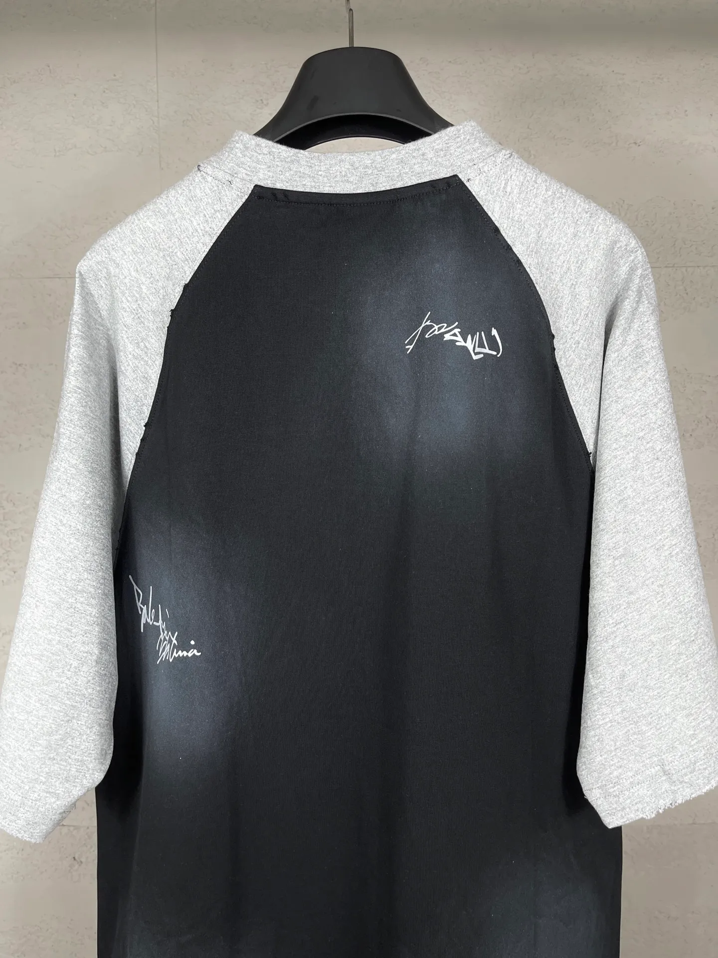 🅿️230 real photos [Top version. Official website quality] BALENCI*GA/Paris #2025 new style raglan sleeves, color matching, signature printing, embroidery LOGO, washed, distressed, hand-painted graffiti, new short-sleeved T-shirt. #2025 Brick Cabinet Synchronization Extra heavy craftsmanship. Welcome to compare. The fabric is made of Paris ZP custom-woven and dyed cotton double yarn, with a weight of 260 grams. The cloth surface is clean. The cloth pattern is clear, soft and comfortable. The threads are dyed with no color difference. The signature is printed with environmentally friendly glue, and the classic letter LOGO is embroidered with an imported Tajima embroidery machine. The letters are clear and the effect is three-dimensional. Restore brick cabinet, adopt OS loose shoulder style. Same style for men and women. Code: BL253728 Color: black, white, yellow Size: XS S M L